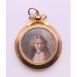 An antique 9 ct gold open locket. 2.75 cm diameter. 3.7 grammes total weight.