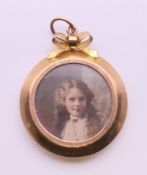 An antique 9 ct gold open locket. 2.75 cm diameter. 3.7 grammes total weight.