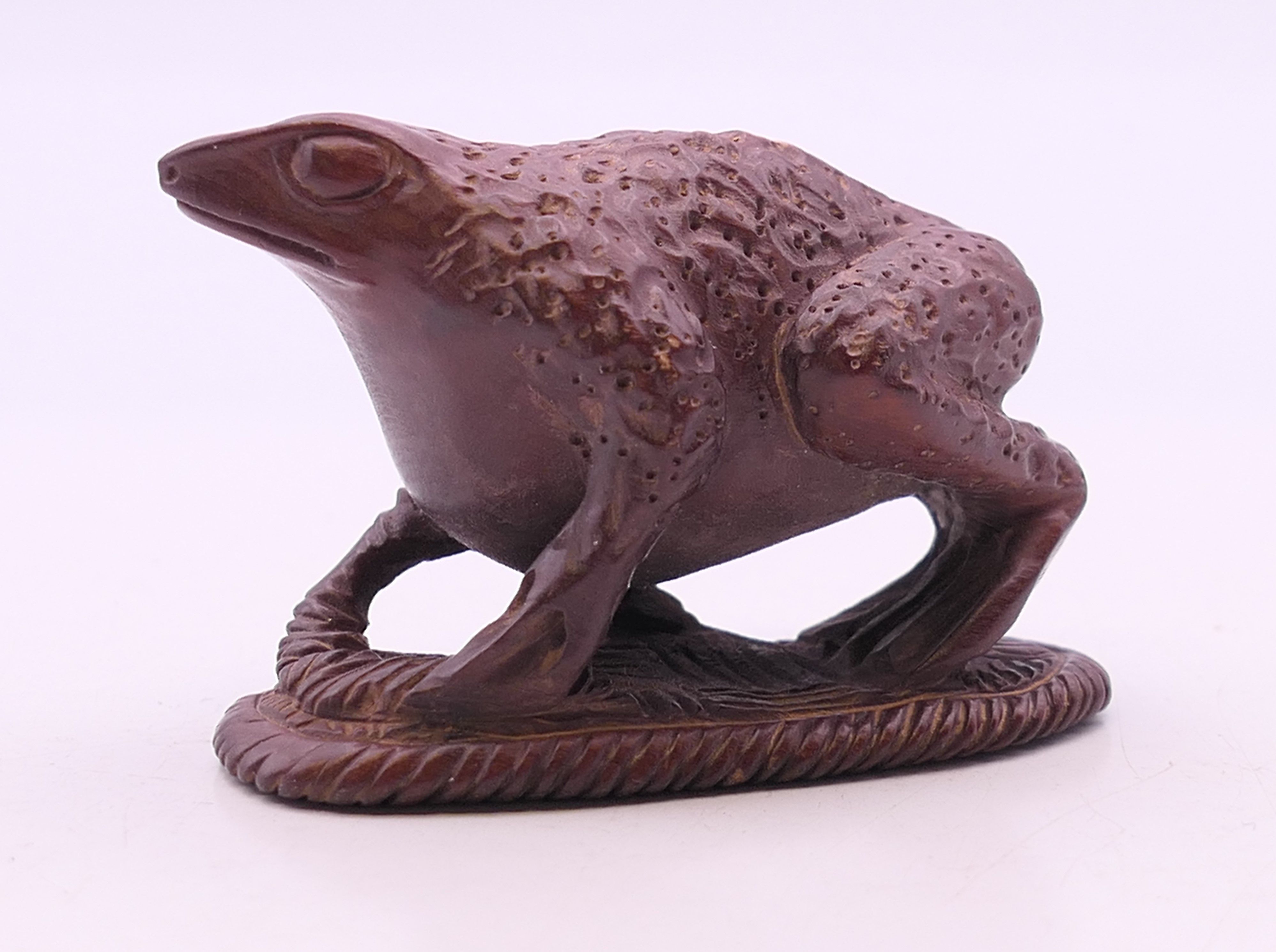 A carving of a frog. 3.5 cm high.