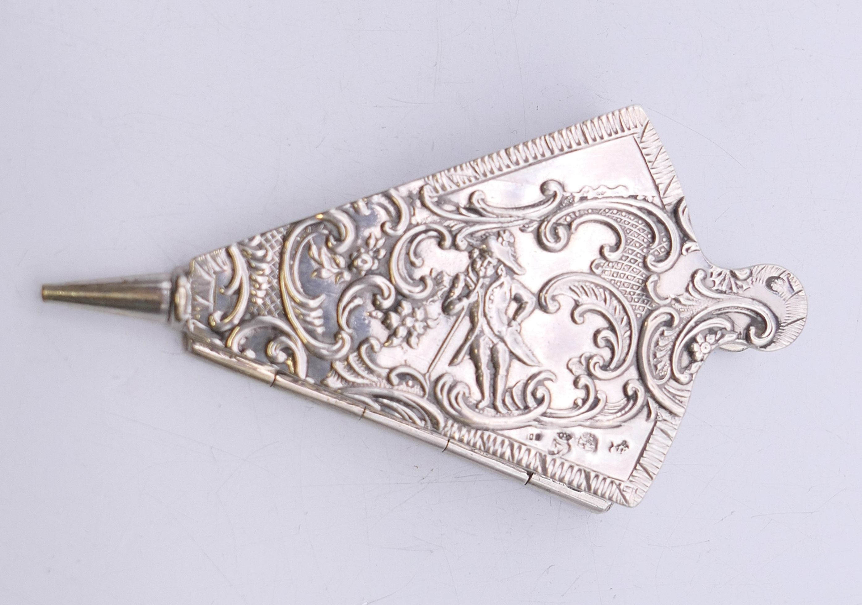 A Continental 800 silver snuff box formed as a set of bellows. 8 cm x 4.5 cm. 27.5 grammes. - Image 2 of 7