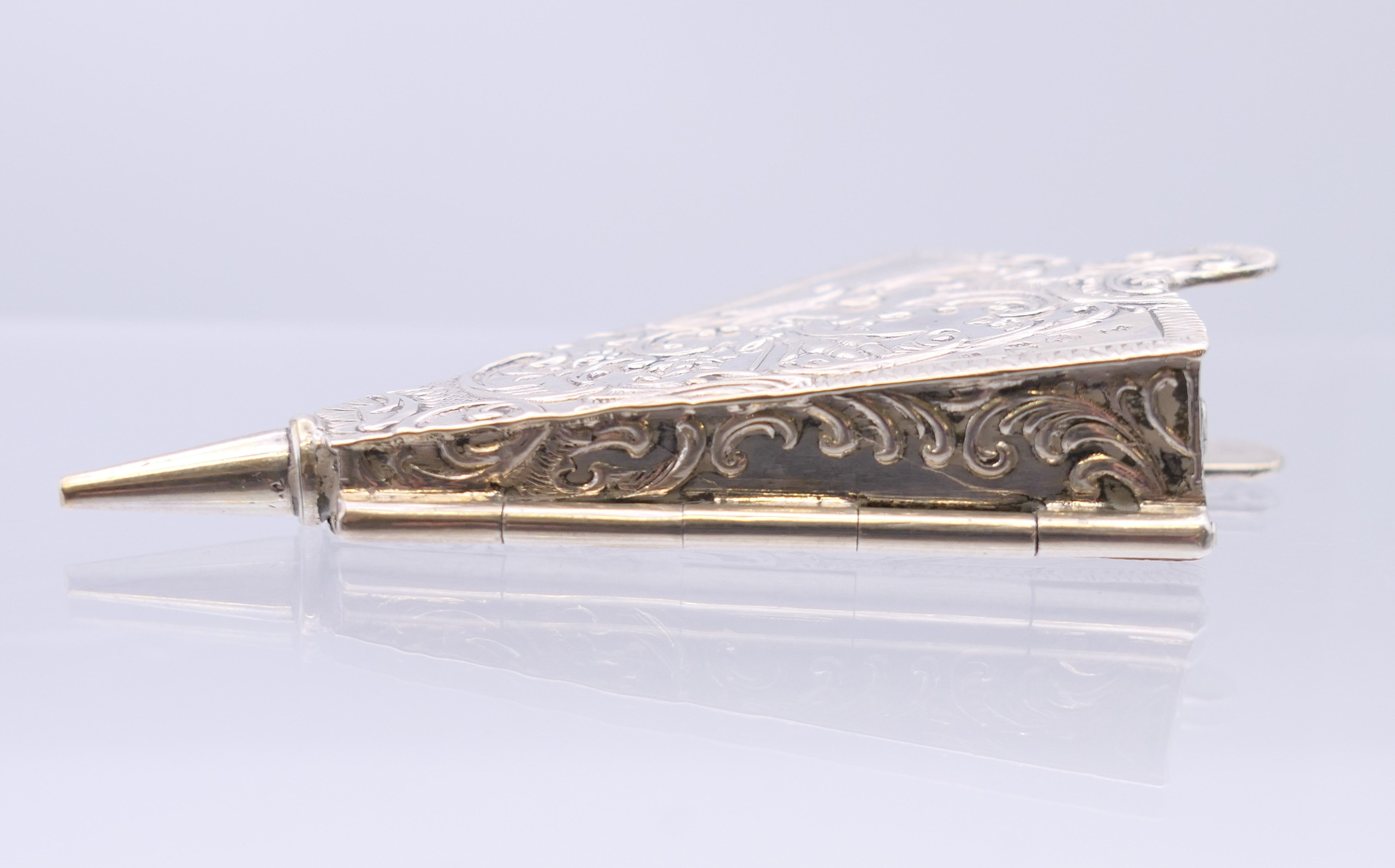 A Continental 800 silver snuff box formed as a set of bellows. 8 cm x 4.5 cm. 27.5 grammes. - Image 7 of 7