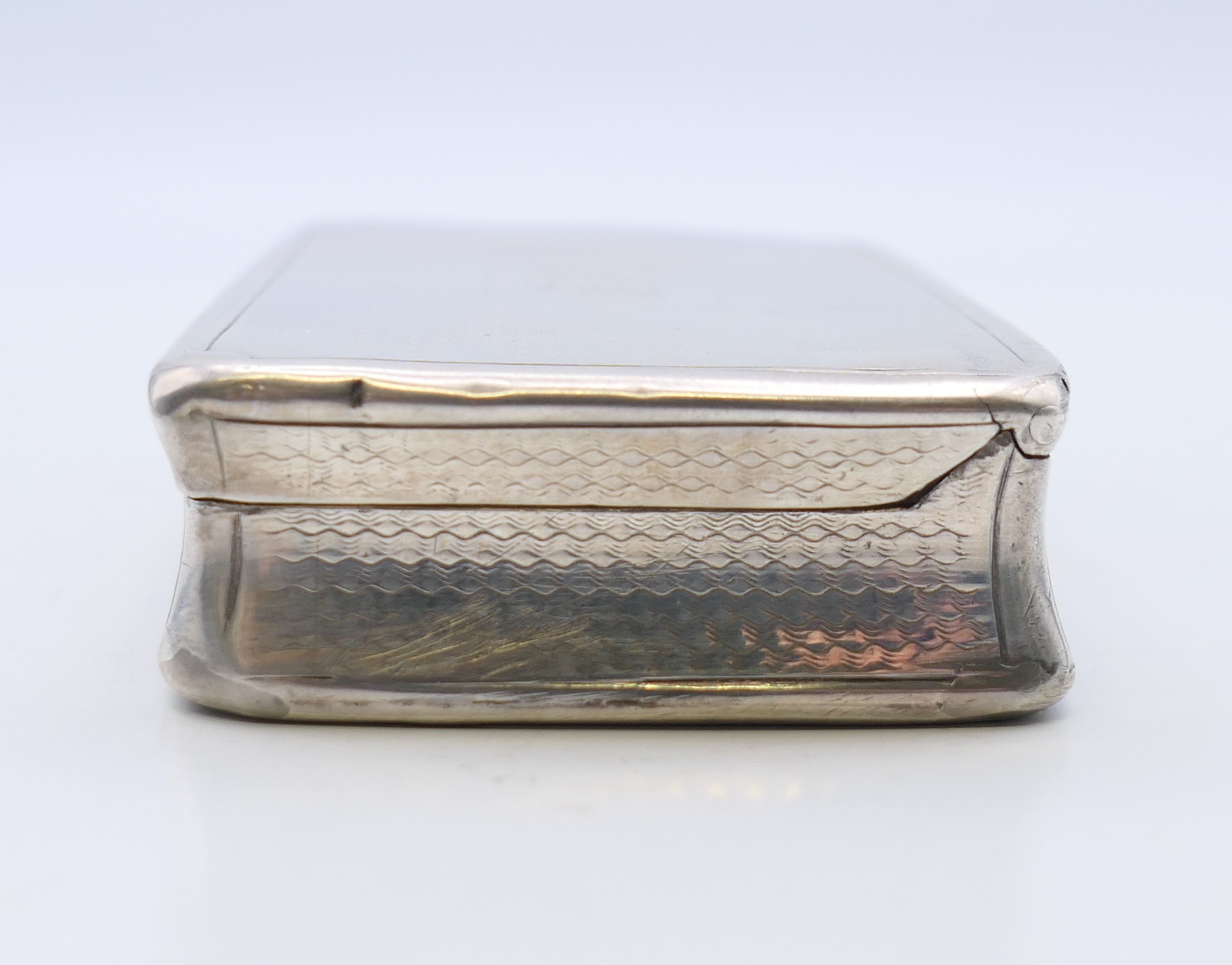 A silver snuff box, hallmarked for Birmingham 1869, maker's mark of George Unite. 7.5 cm x 4.5 cm. - Image 8 of 9