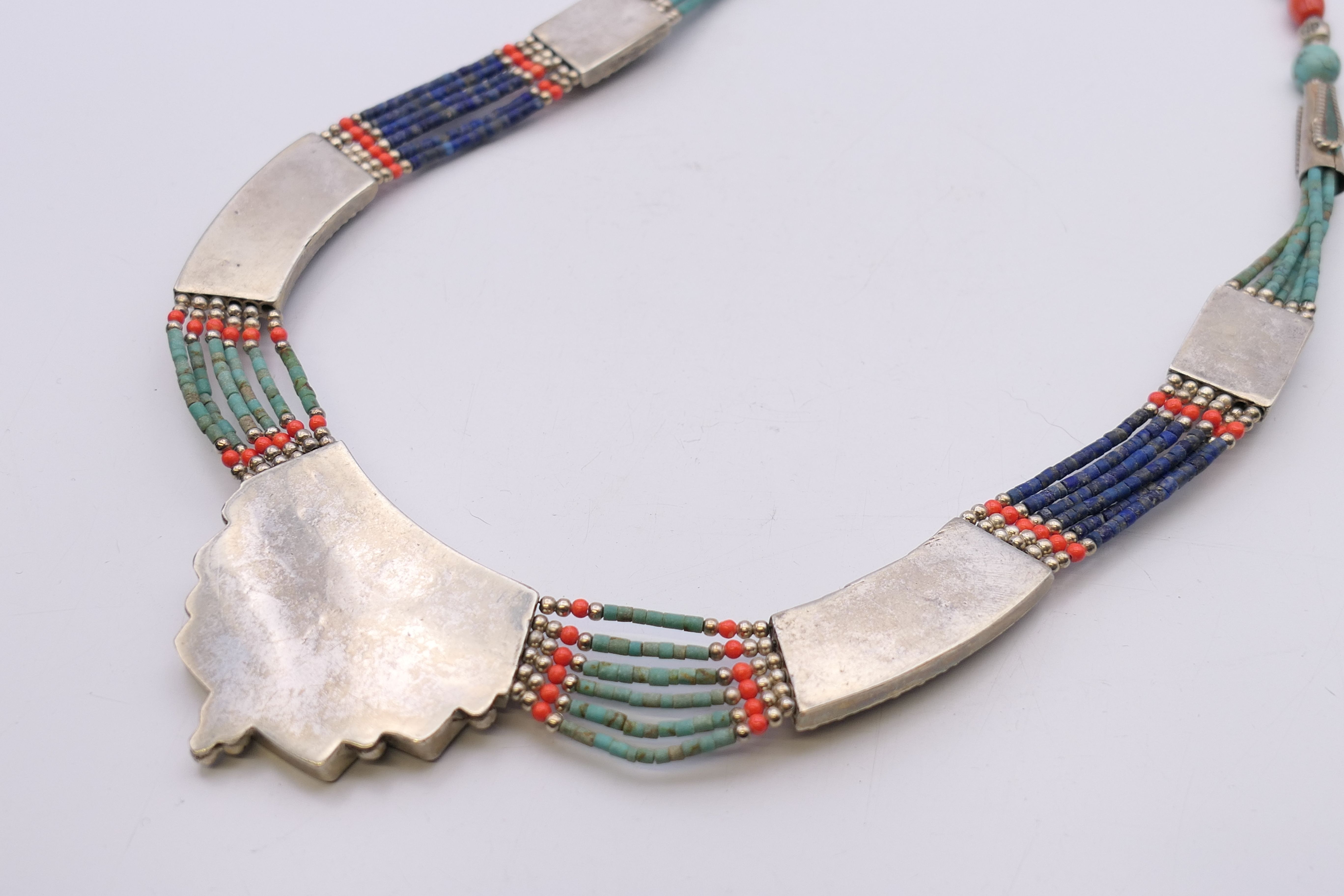 An unmarked silver turquoise and coral necklace. Approximately 50 cm long. - Image 5 of 6