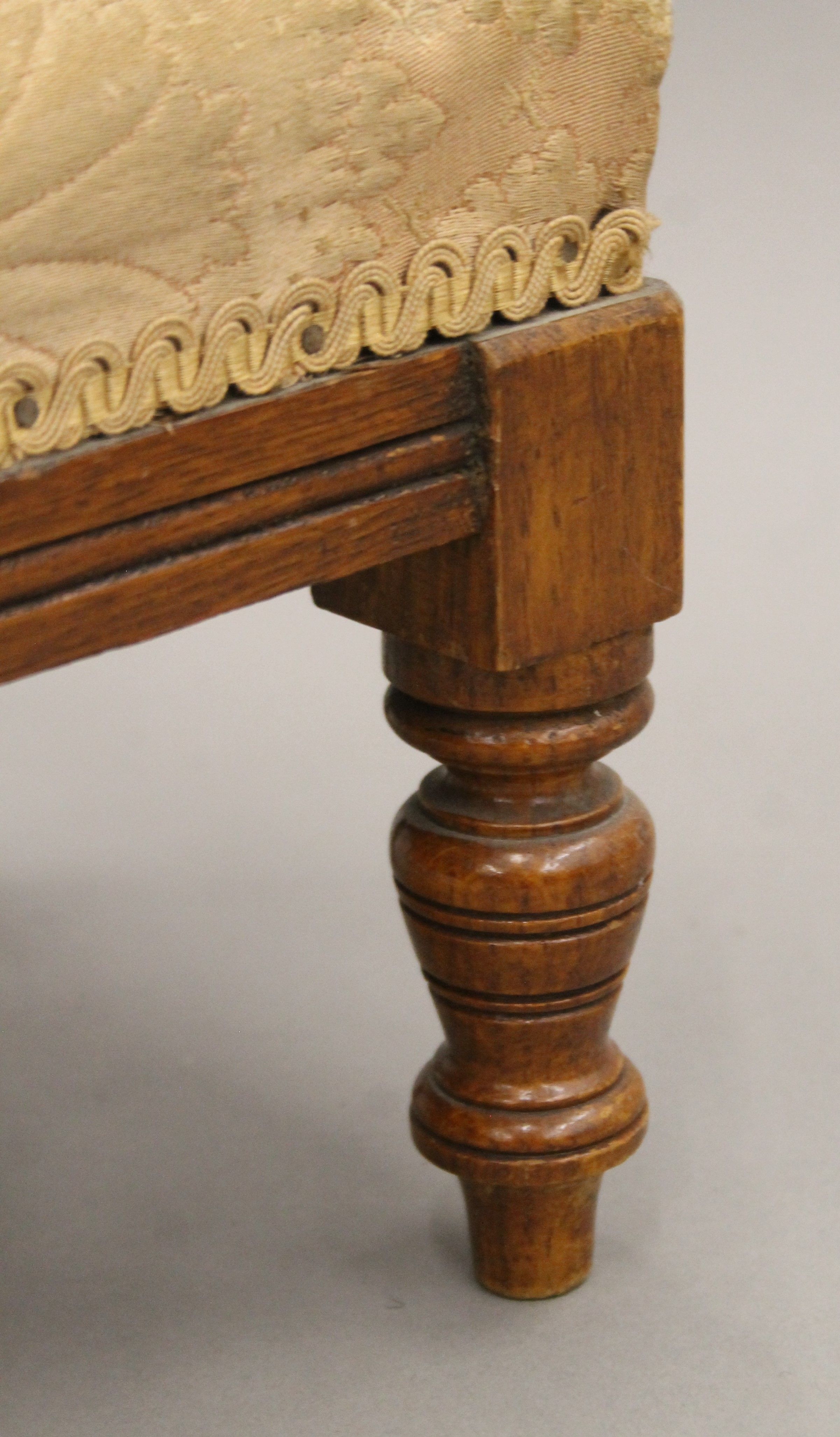 Two upholstered oak foot stools and a folding cake stand. The latter 90 cm high. - Image 8 of 8