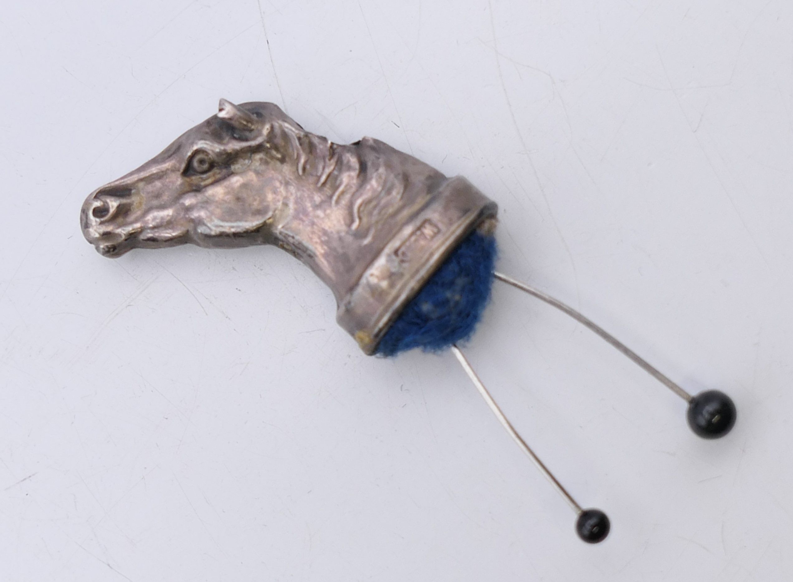 A silver horse's head form pin cushion. 3 cm wide. - Image 5 of 8