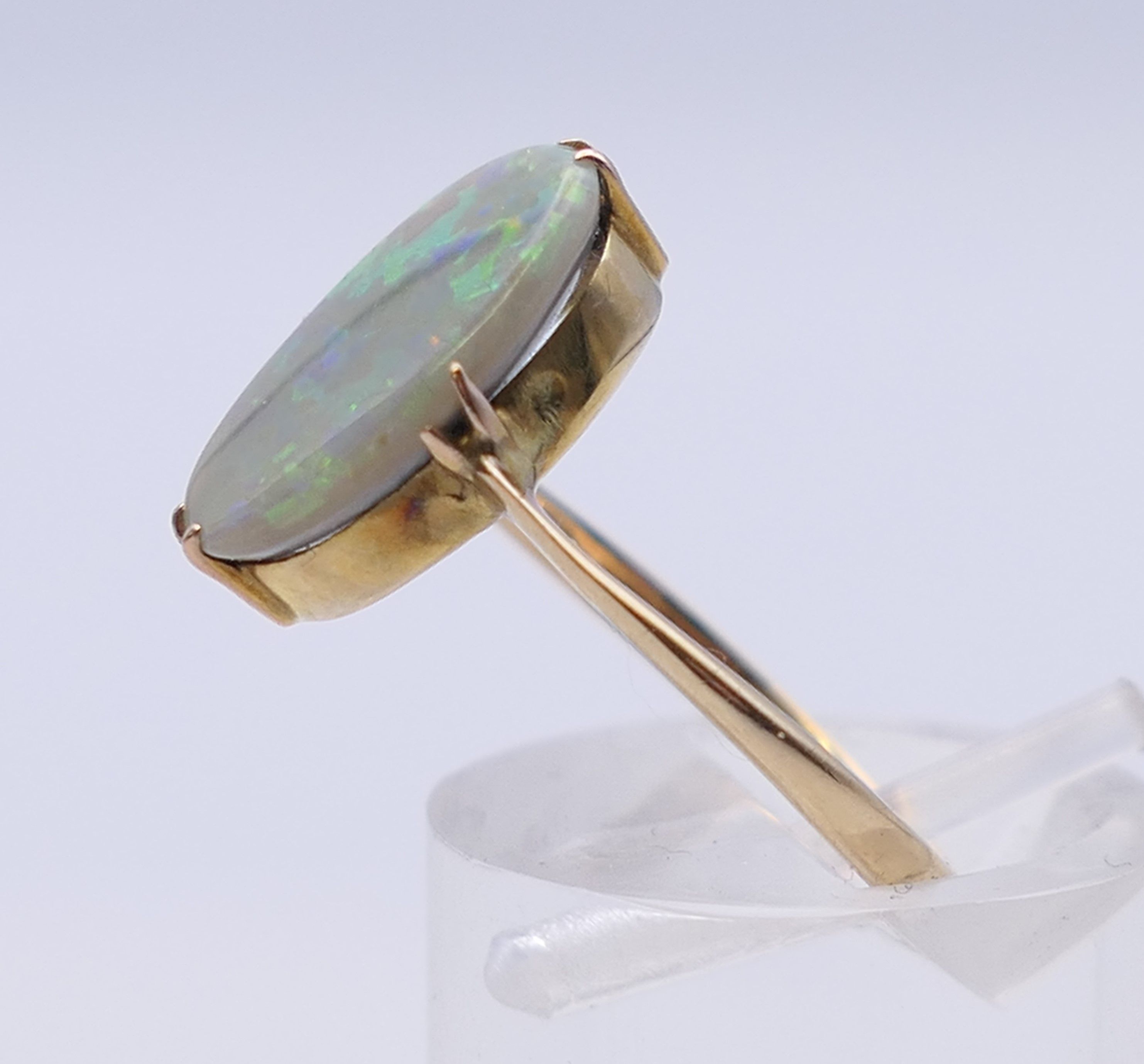 A 9 ct gold and opal ring. Ring size M/N. 1.7 grammes total weight. - Bild 4 aus 6