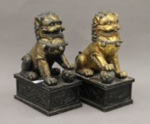 A pair of gilded resin dogs-of-fo. 31 cm high.