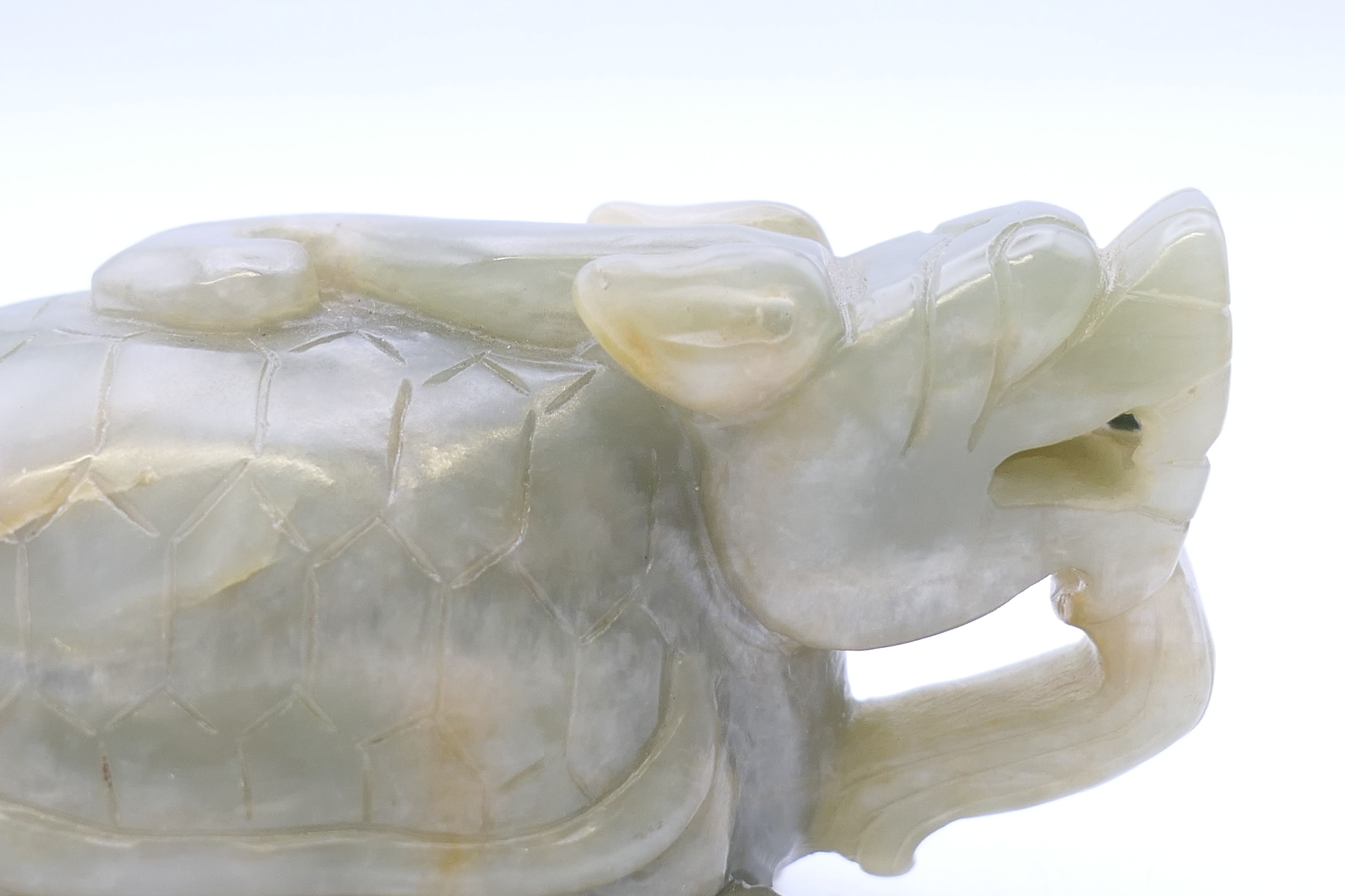 A carved jade dog-of-fo. 9.5 cm long. - Image 3 of 6