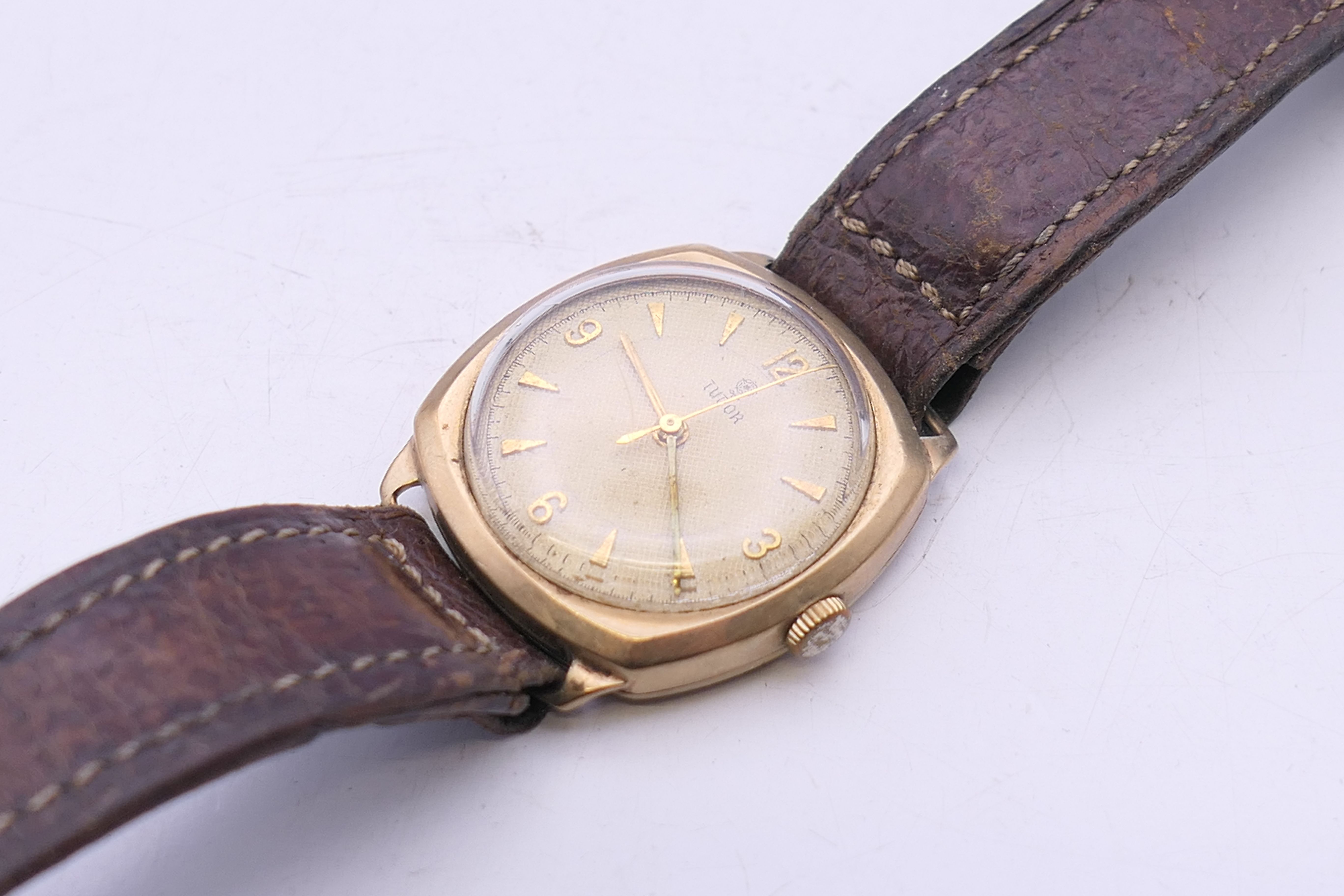 A 9 ct gold cased Tudor gentleman's wristwatch. 3 cm wide. 26.3 grammes total weight. - Image 2 of 6