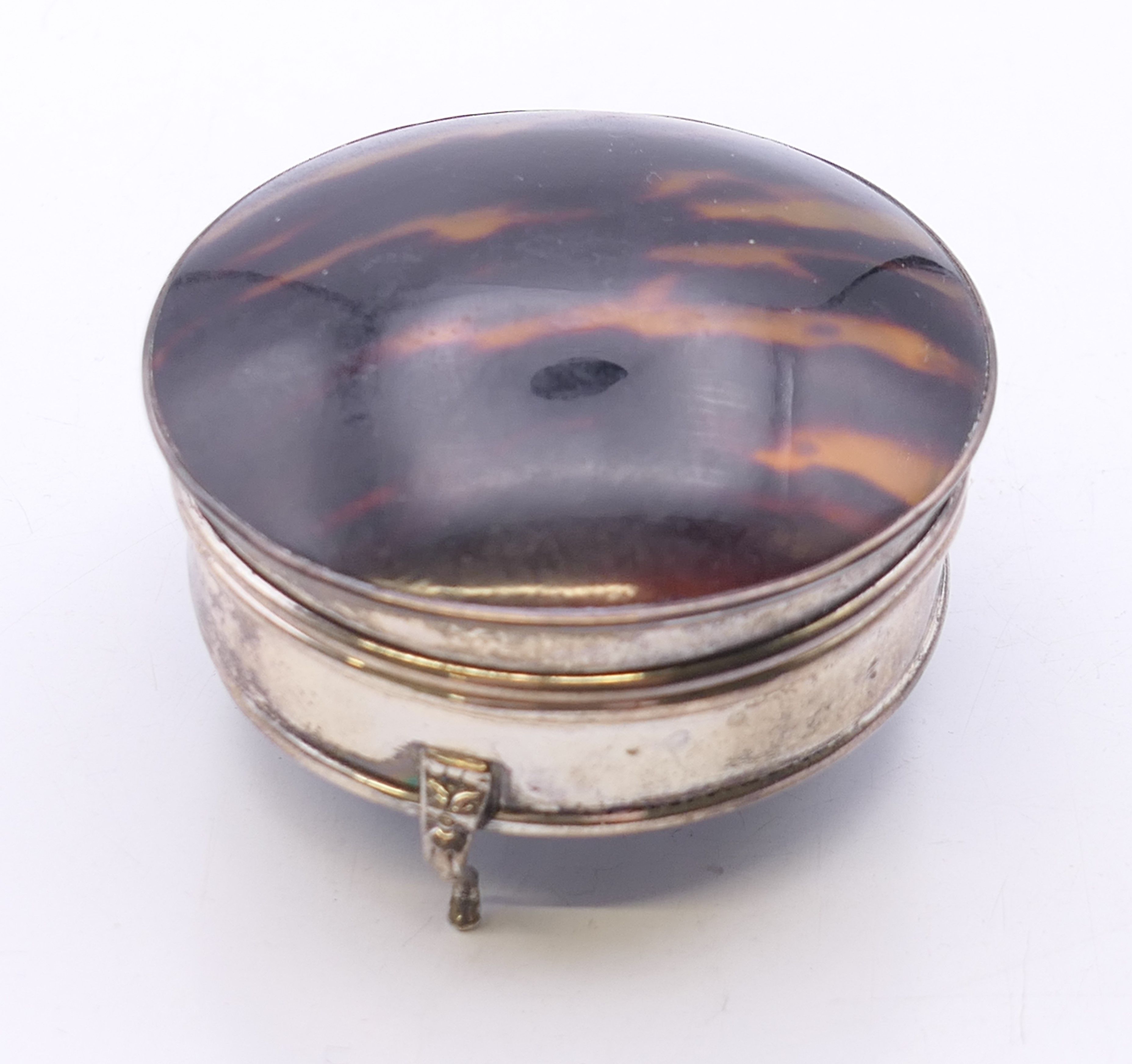 A tortoiseshell lidded silver jewellery box. 7 cm diameter. - Image 4 of 5