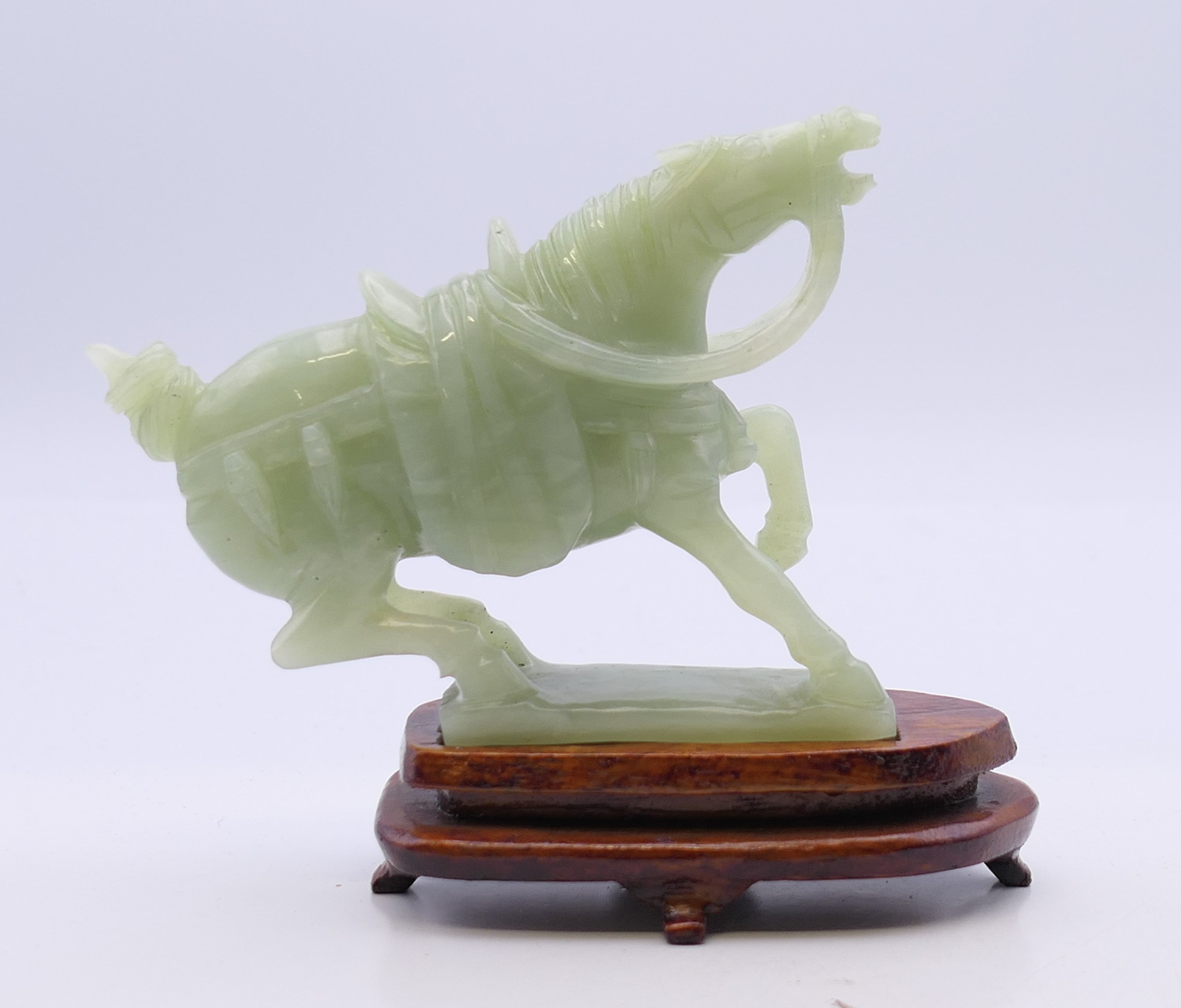 A pair of jade horses on wooden stands. Each 10 cm high including stand. - Image 2 of 5