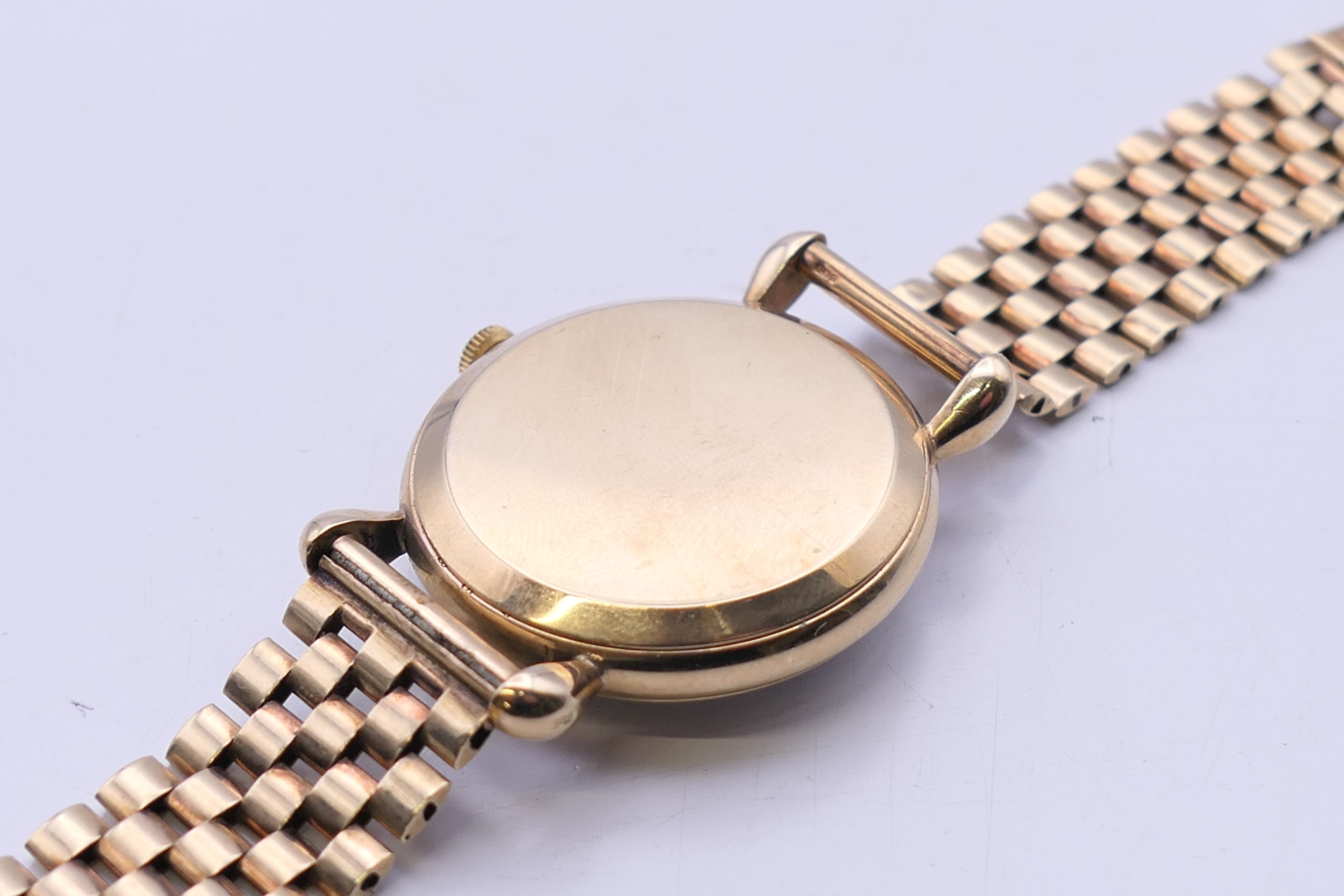 A 9 ct gold Jaeger LeCoultre gentleman's wristwatch. 3.5 cm wide. 52.5 grammes total weight. - Image 5 of 7