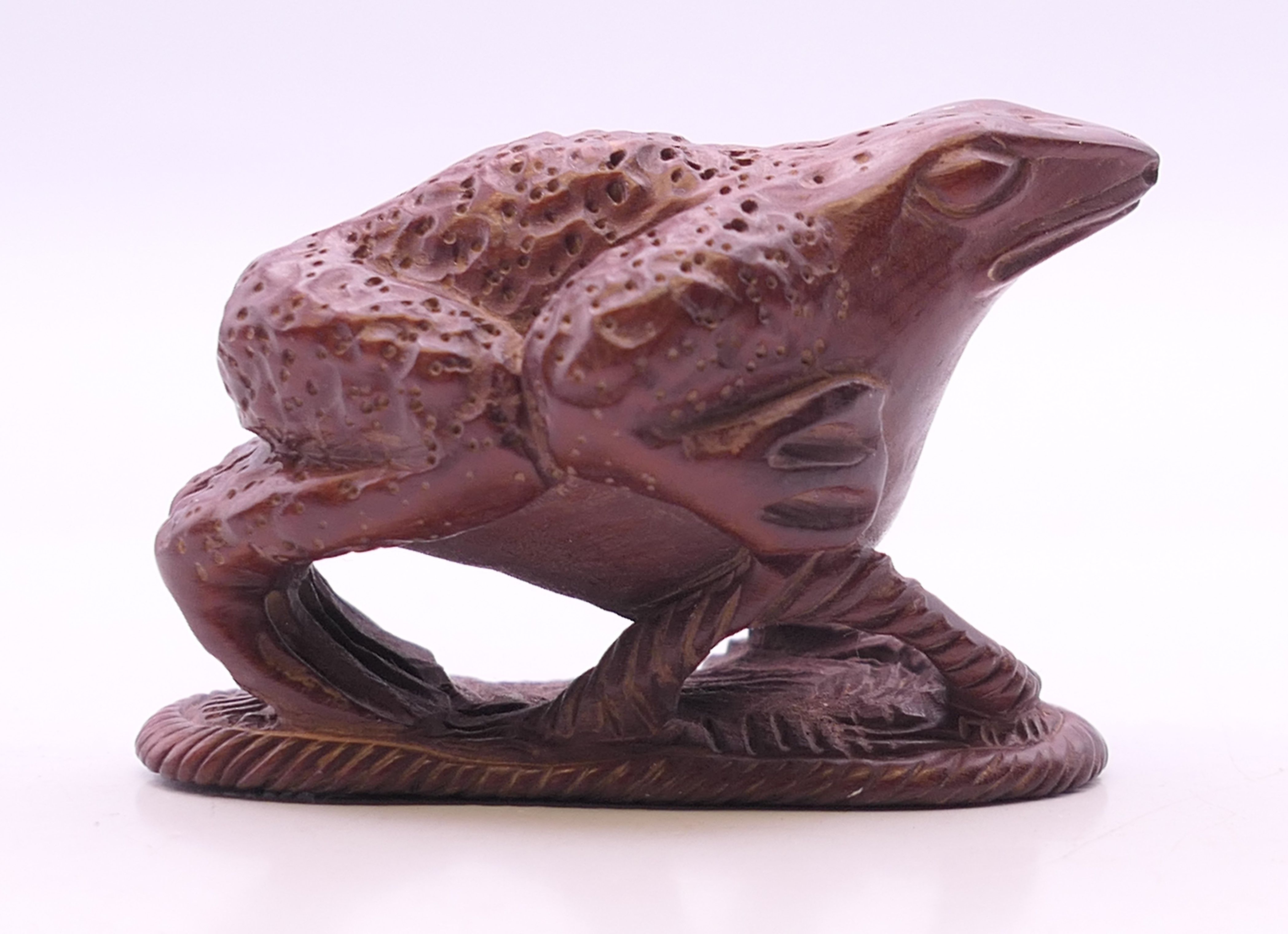 A carving of a frog. 3.5 cm high. - Image 4 of 5