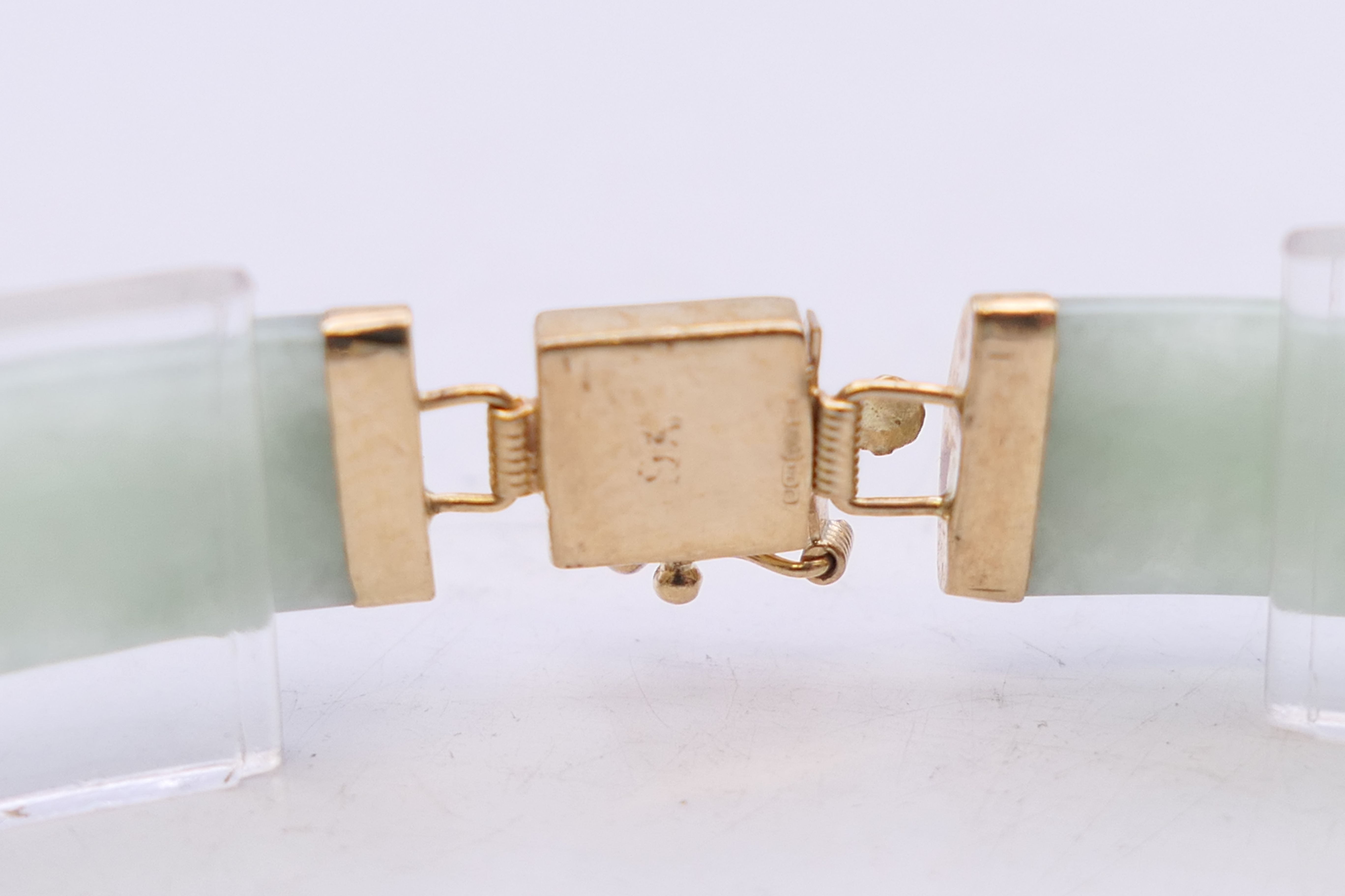 A small Chinese jade bracelet set with 9 ct gold. 19 cm long. - Image 5 of 6