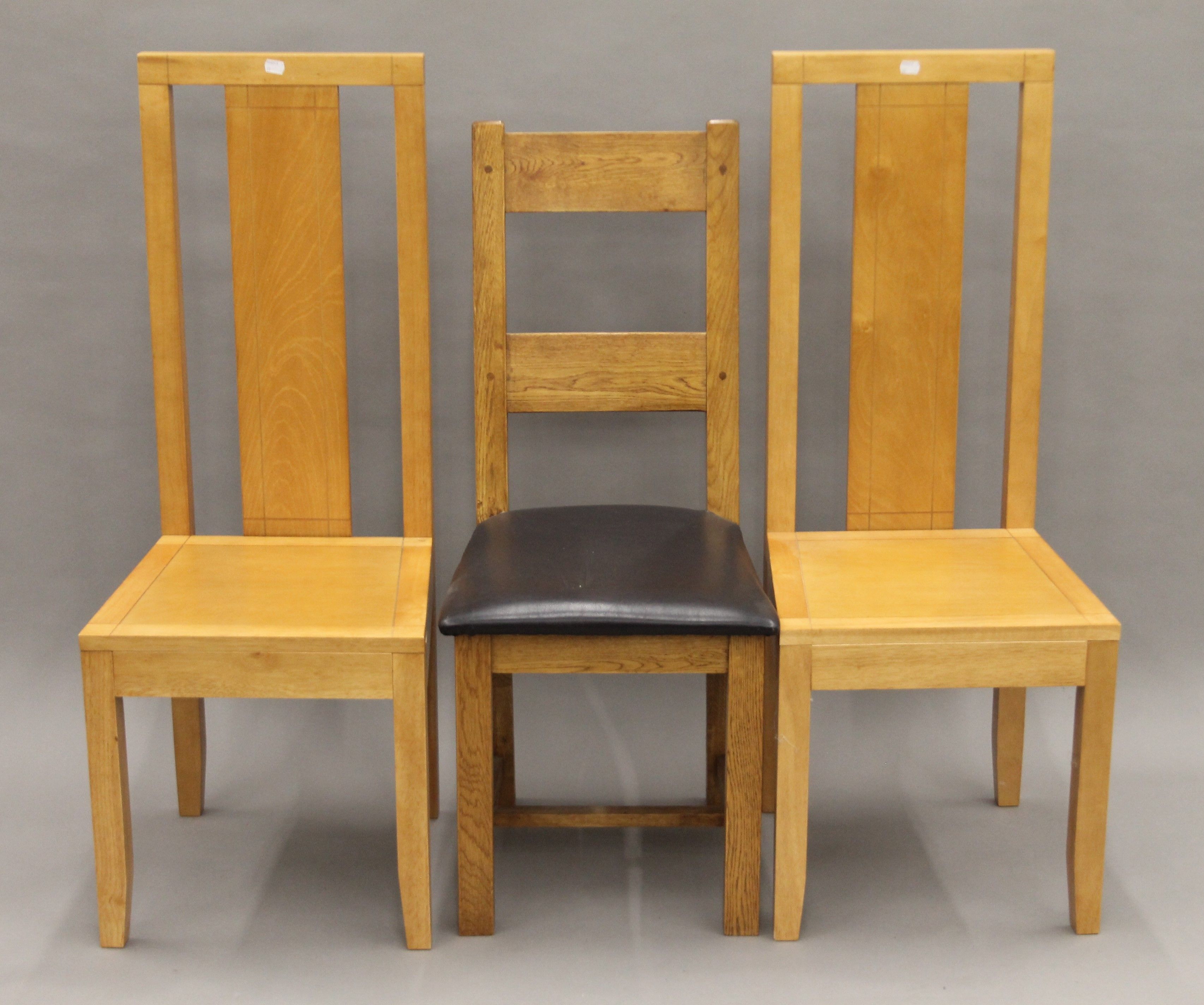 A modern oak extending table and three chairs. The table 130 cm long extended. - Image 2 of 4