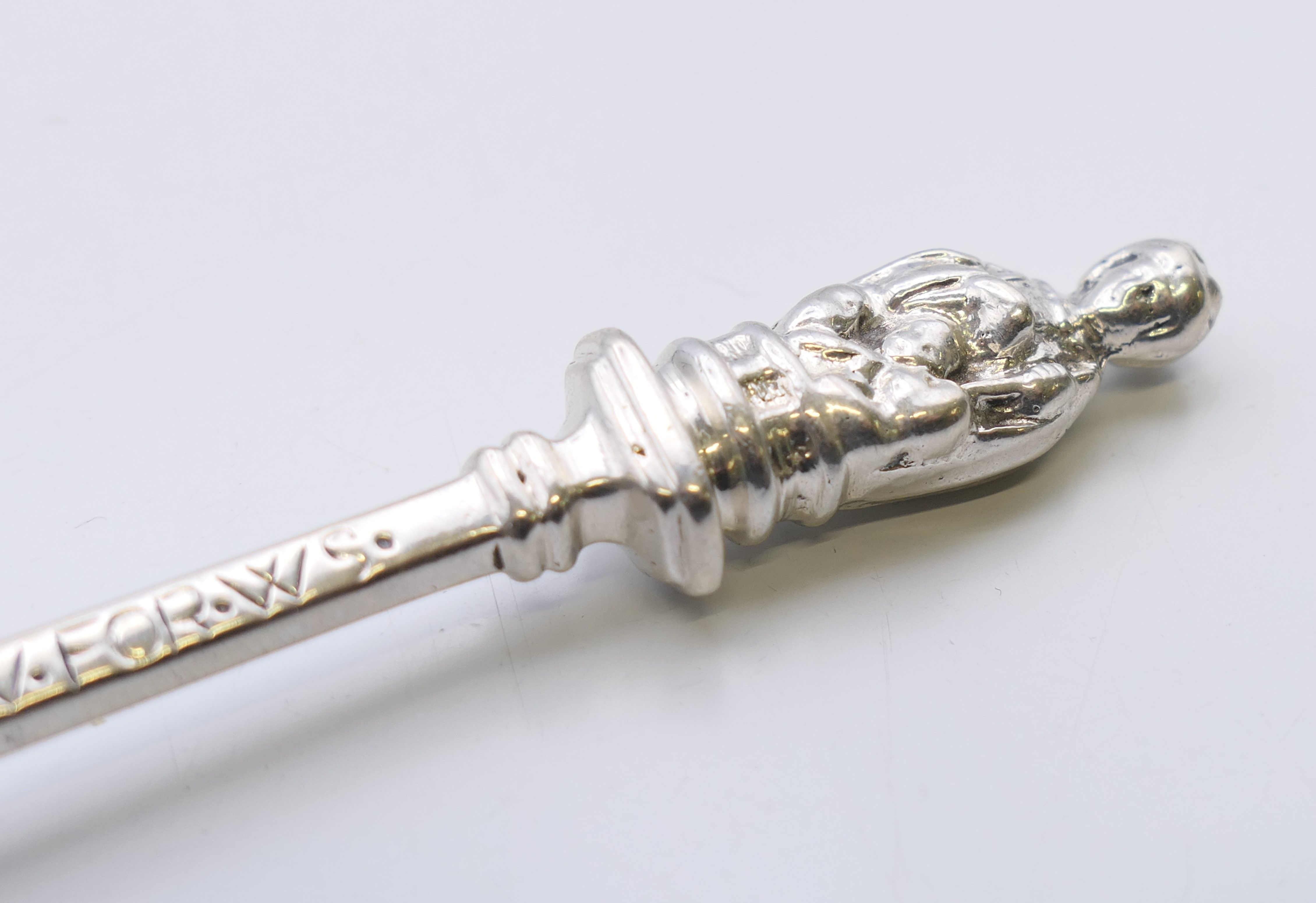 A silver Apostle spoon, hallmarked for Chester 1902. 16.5 cm long. 87.1 grammes. - Image 6 of 7