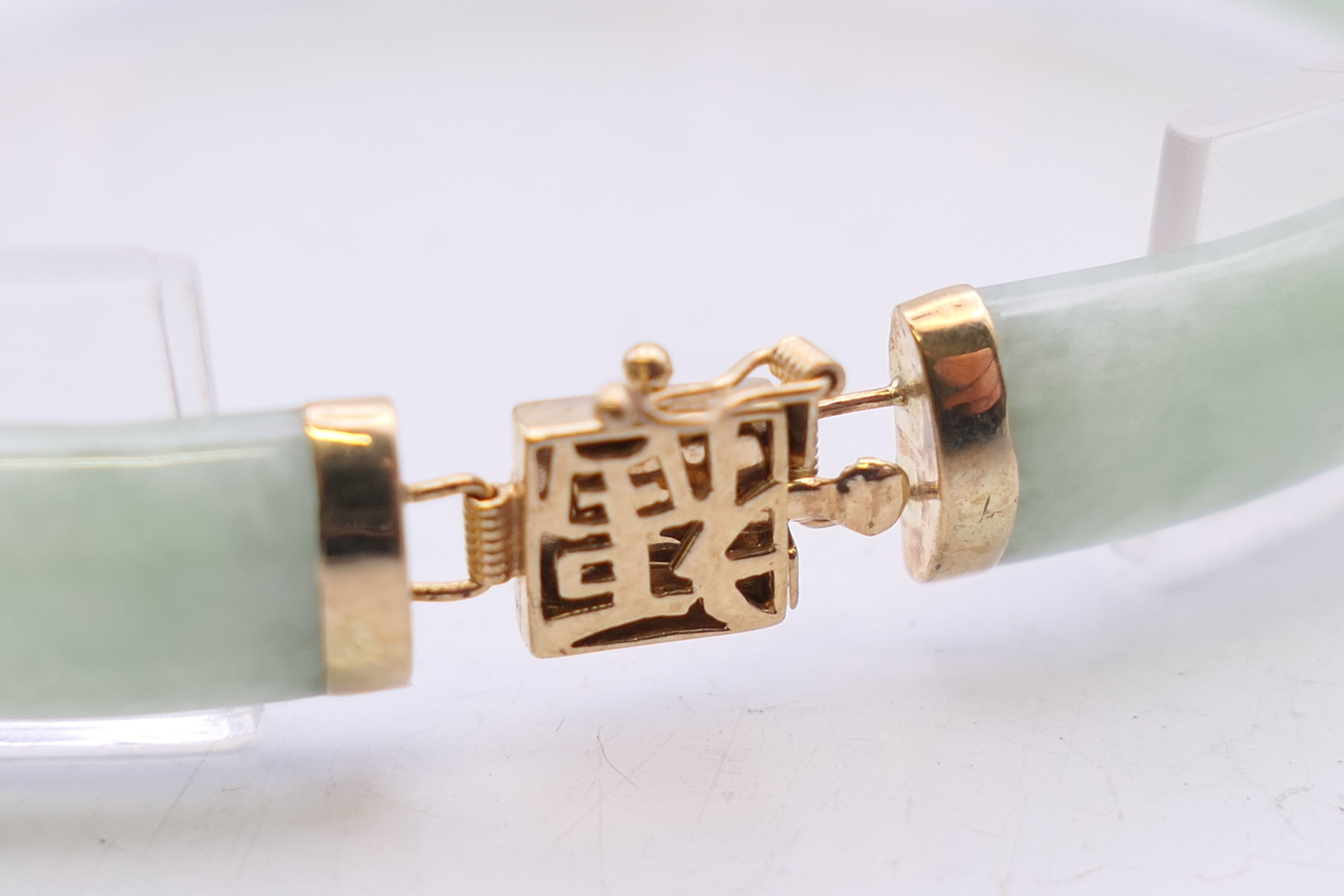 A small Chinese jade bracelet set with 9 ct gold. 19 cm long. - Image 4 of 6