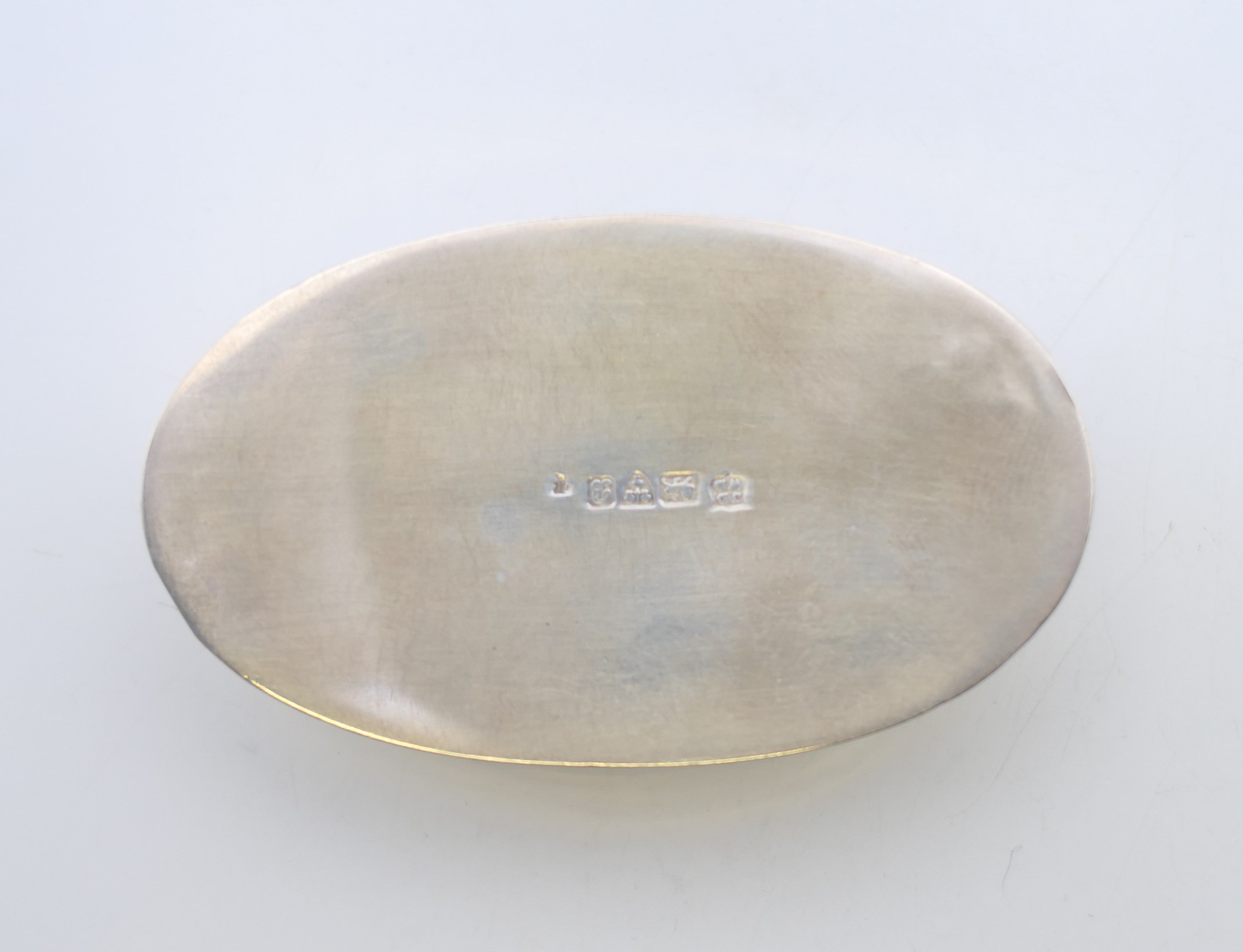 A silver snuff box, hallmarked for Chester 1902. 7.5 x 4.5 cm. 39.4 grammes. - Image 4 of 9