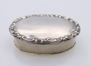 A silver snuff box, hallmarked for Chester 1902. 7.5 x 4.5 cm. 39.4 grammes.