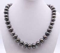 A black pearl bead necklace. 48 cm long.