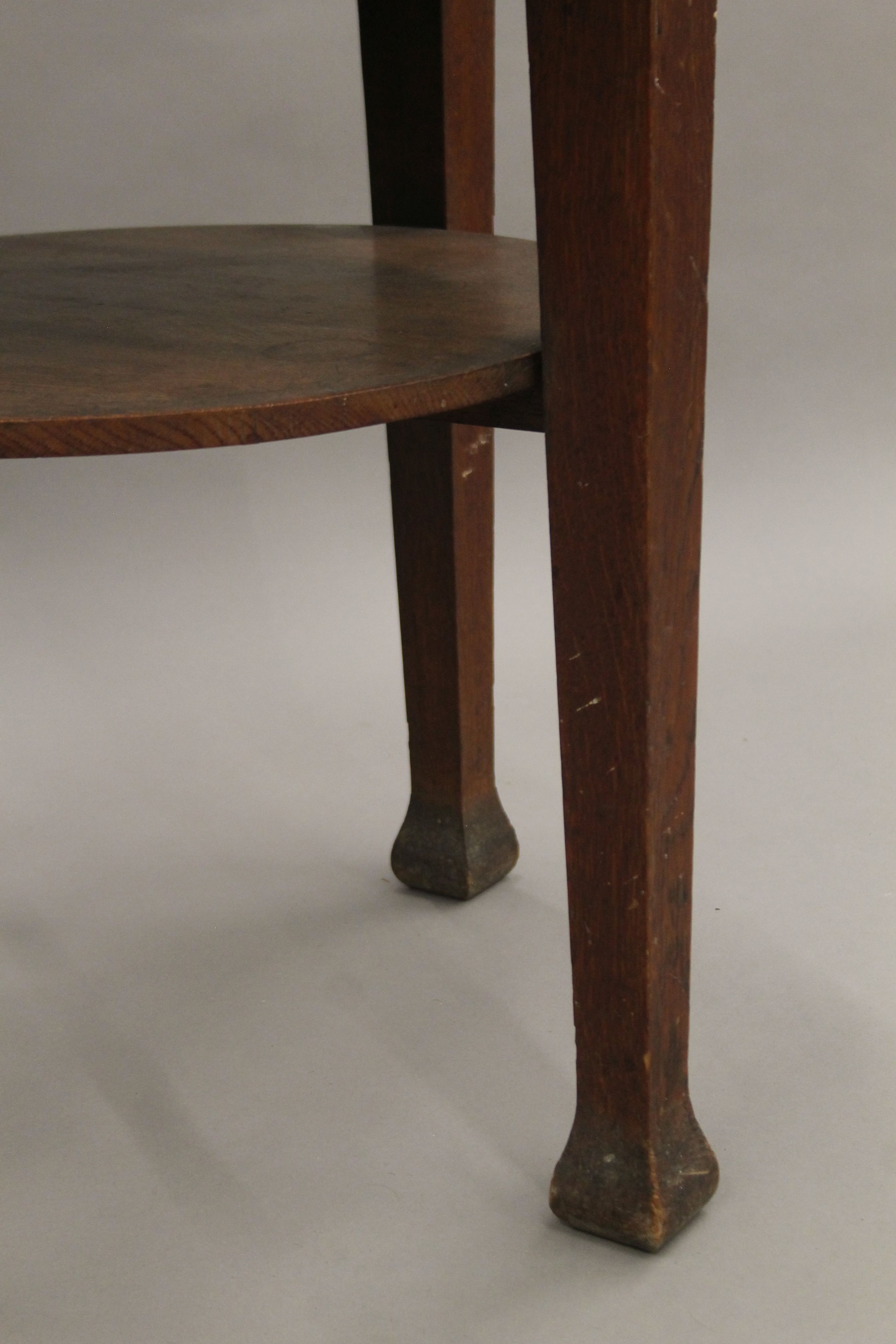 An early 20th century oak pub table. 67 cm diameter. - Image 3 of 3