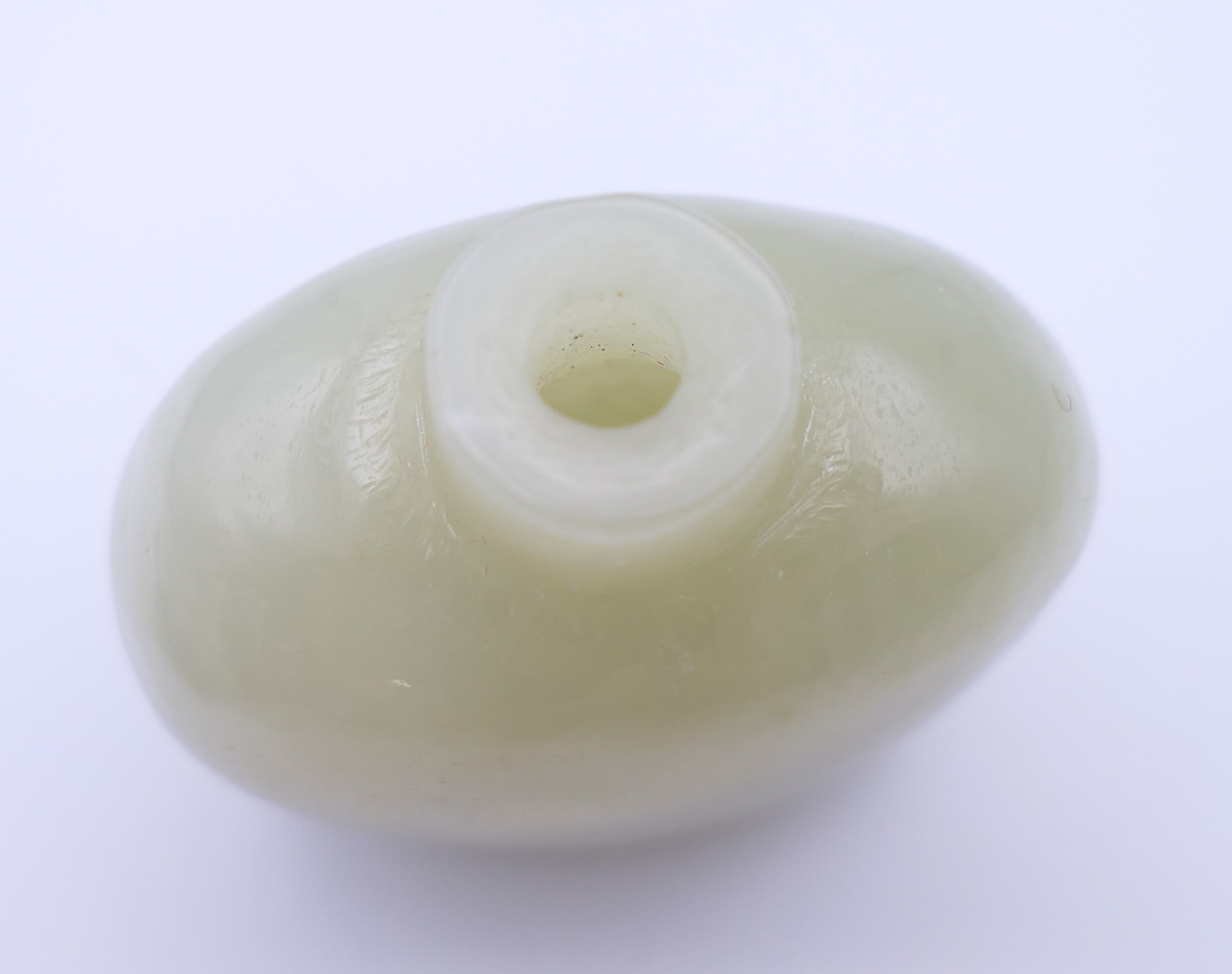 A small Chinese light green jade snuff bottle (stopper missing), Qing Dynasty. 4.5 cm high. - Image 5 of 6