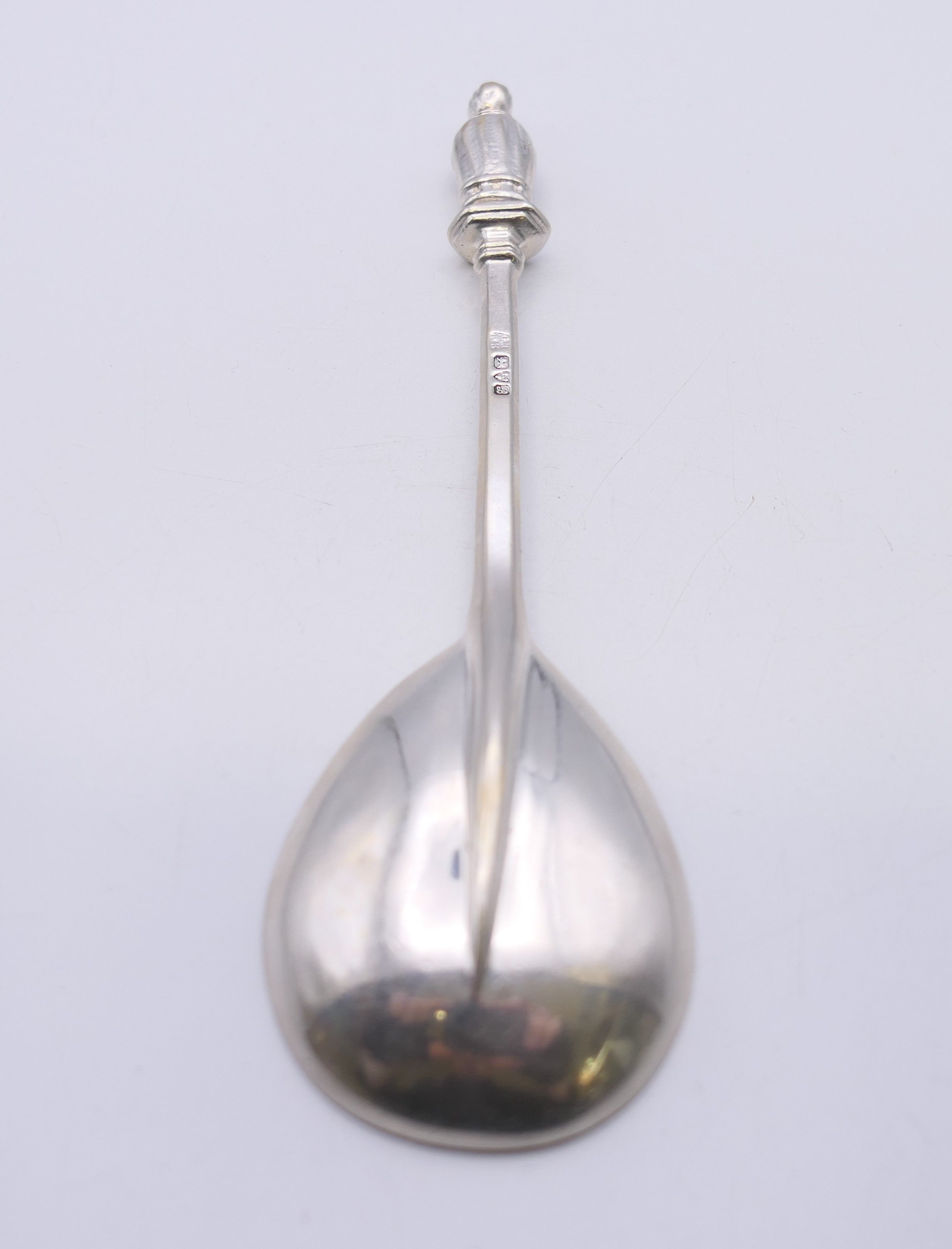 A silver Apostle spoon, hallmarked for Chester 1902. 16.5 cm long. 87.1 grammes. - Image 3 of 7