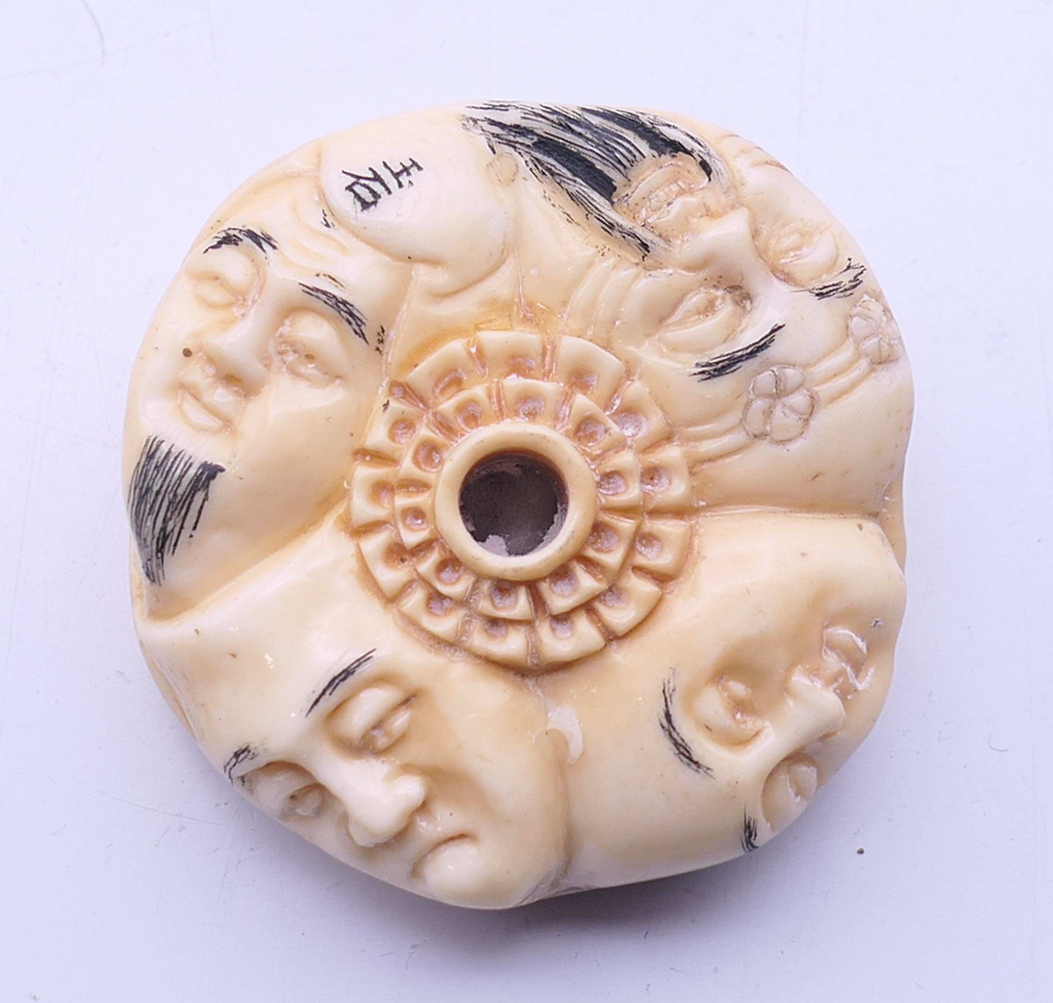 A bone carving of various faces. 4 cm diameter. - Image 2 of 5
