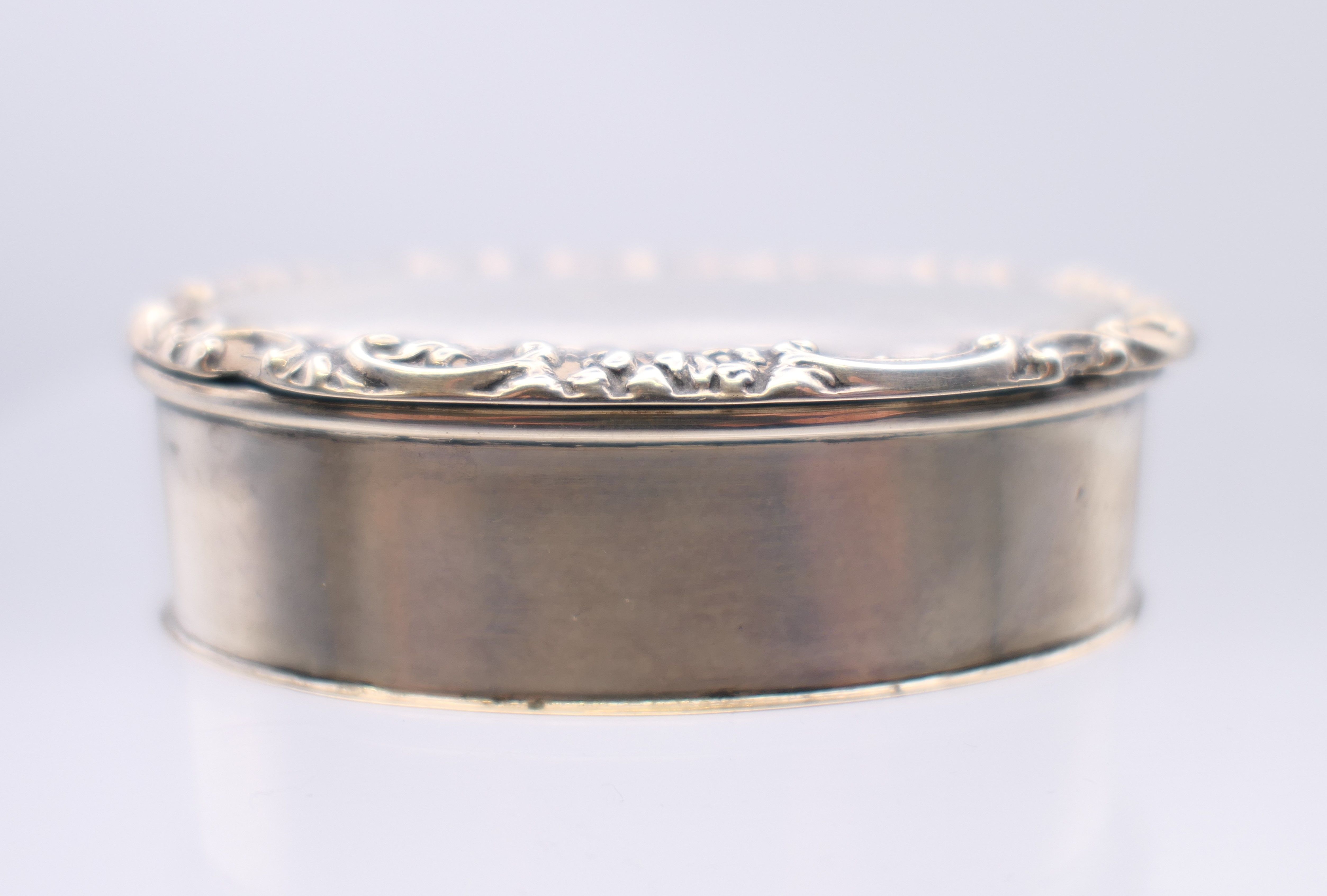 A silver snuff box, hallmarked for Chester 1902. 7.5 x 4.5 cm. 39.4 grammes. - Image 8 of 9