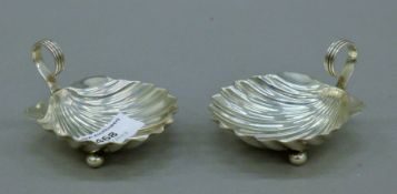 A pair of Georgian silver shell form salts. 7 cm wide. 89.9 grammes.