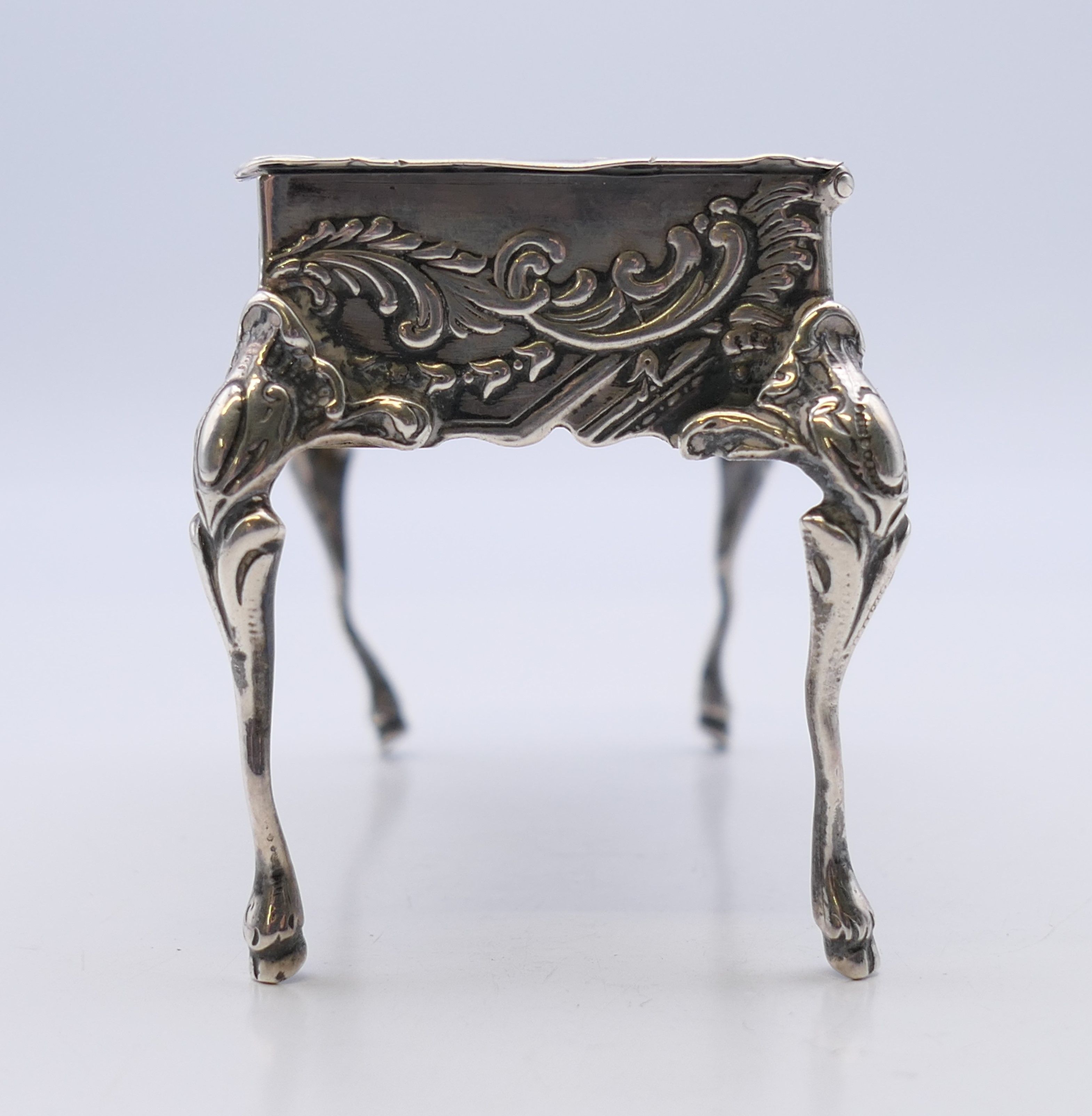 An embossed silver trinket box formed as a table, import marks for London 1899. - Image 6 of 11