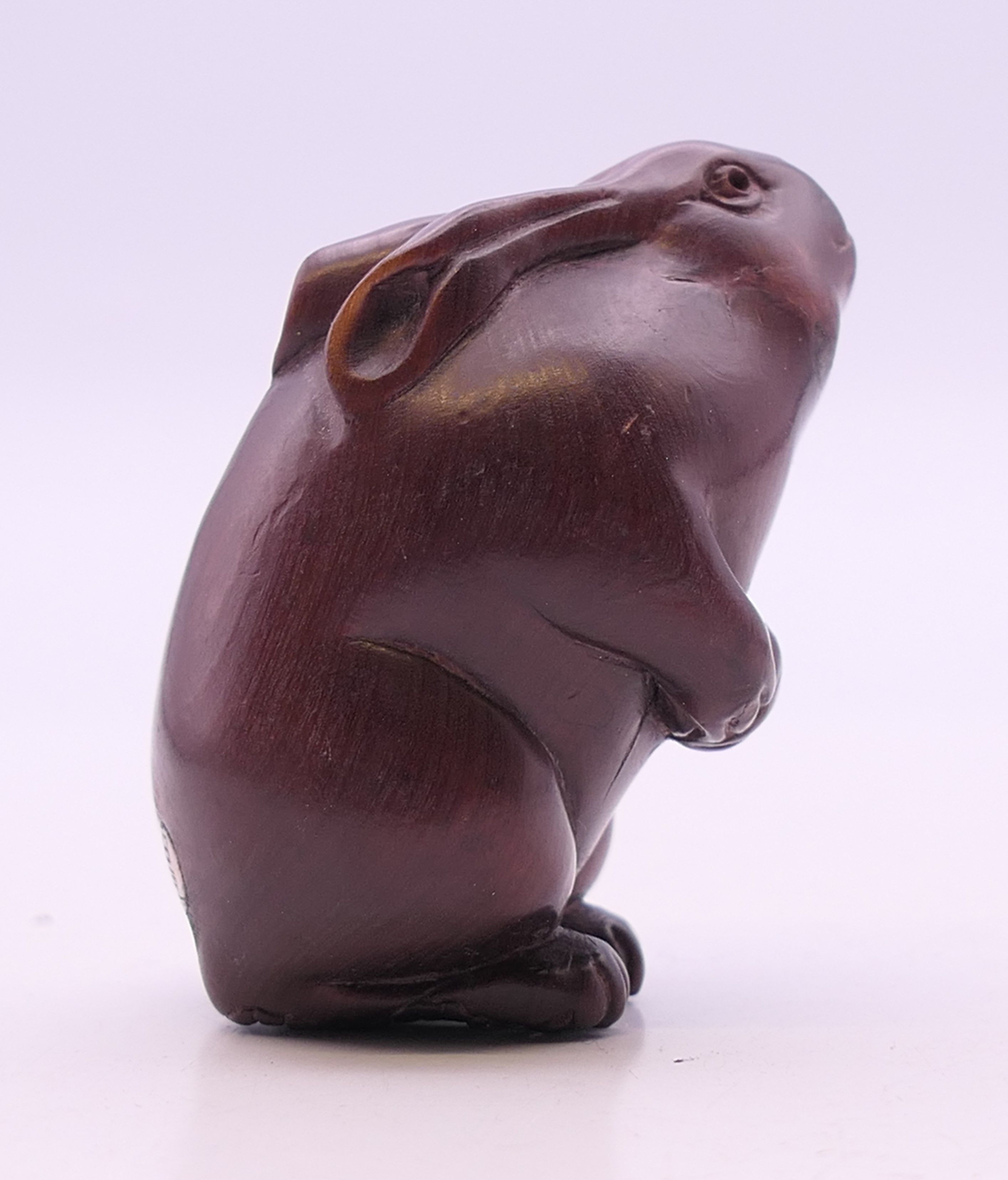 A netsuke formed as a rabbit. 5 cm high. - Image 3 of 4