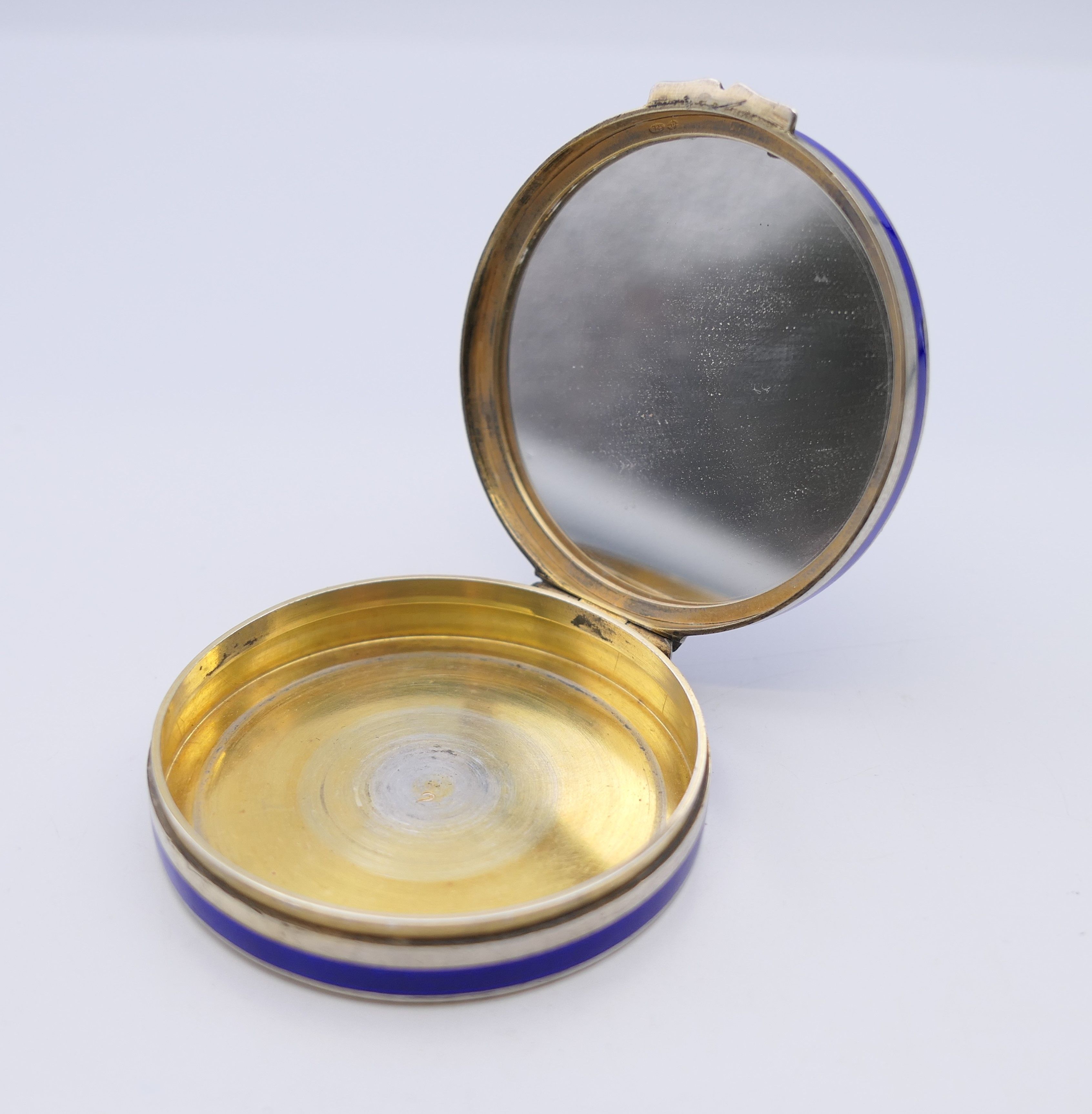 An enamel decorated silver compact. 5 cm diameter. - Image 4 of 6