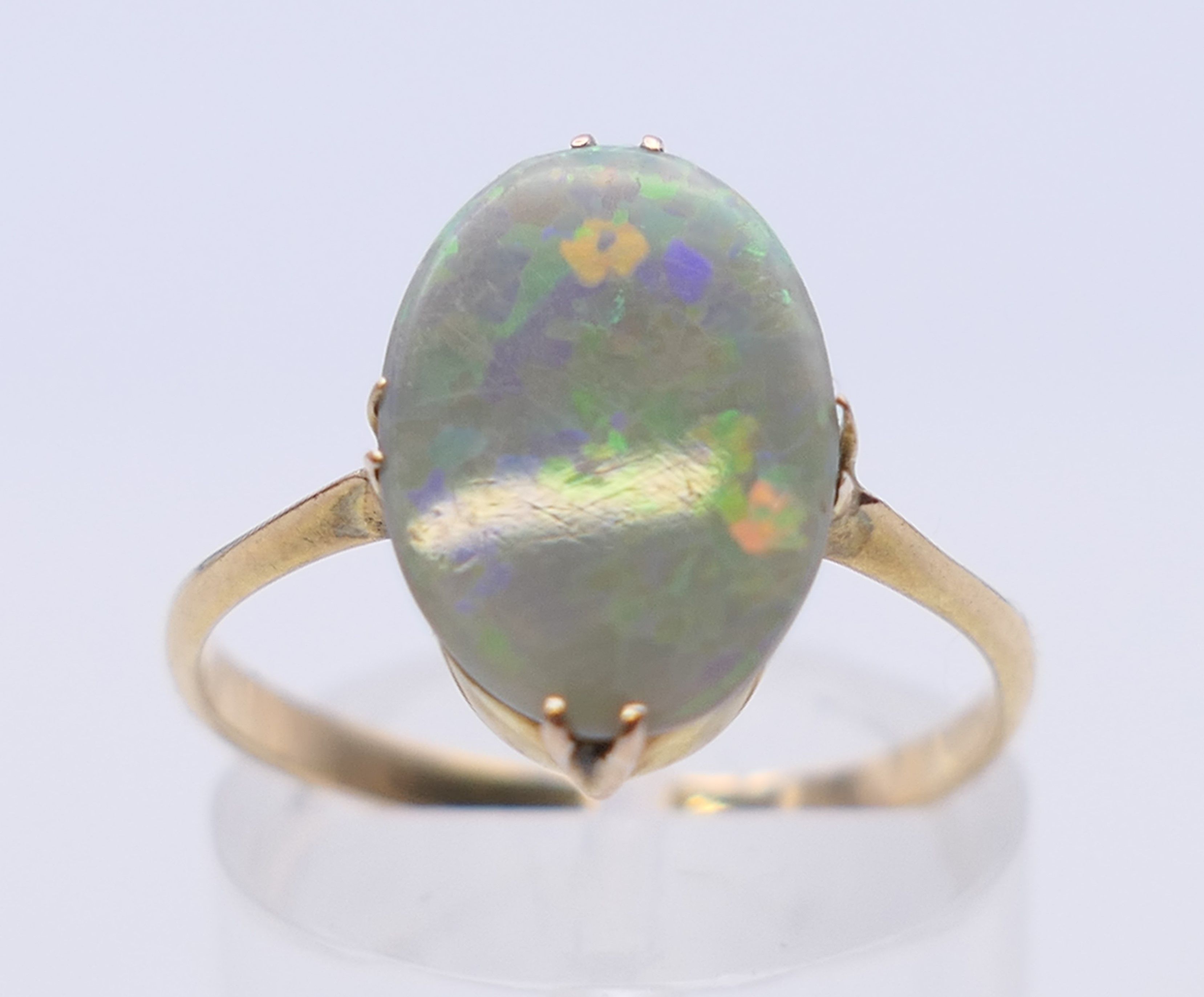 A 9 ct gold and opal ring. Ring size M/N. 1.7 grammes total weight. - Bild 2 aus 6