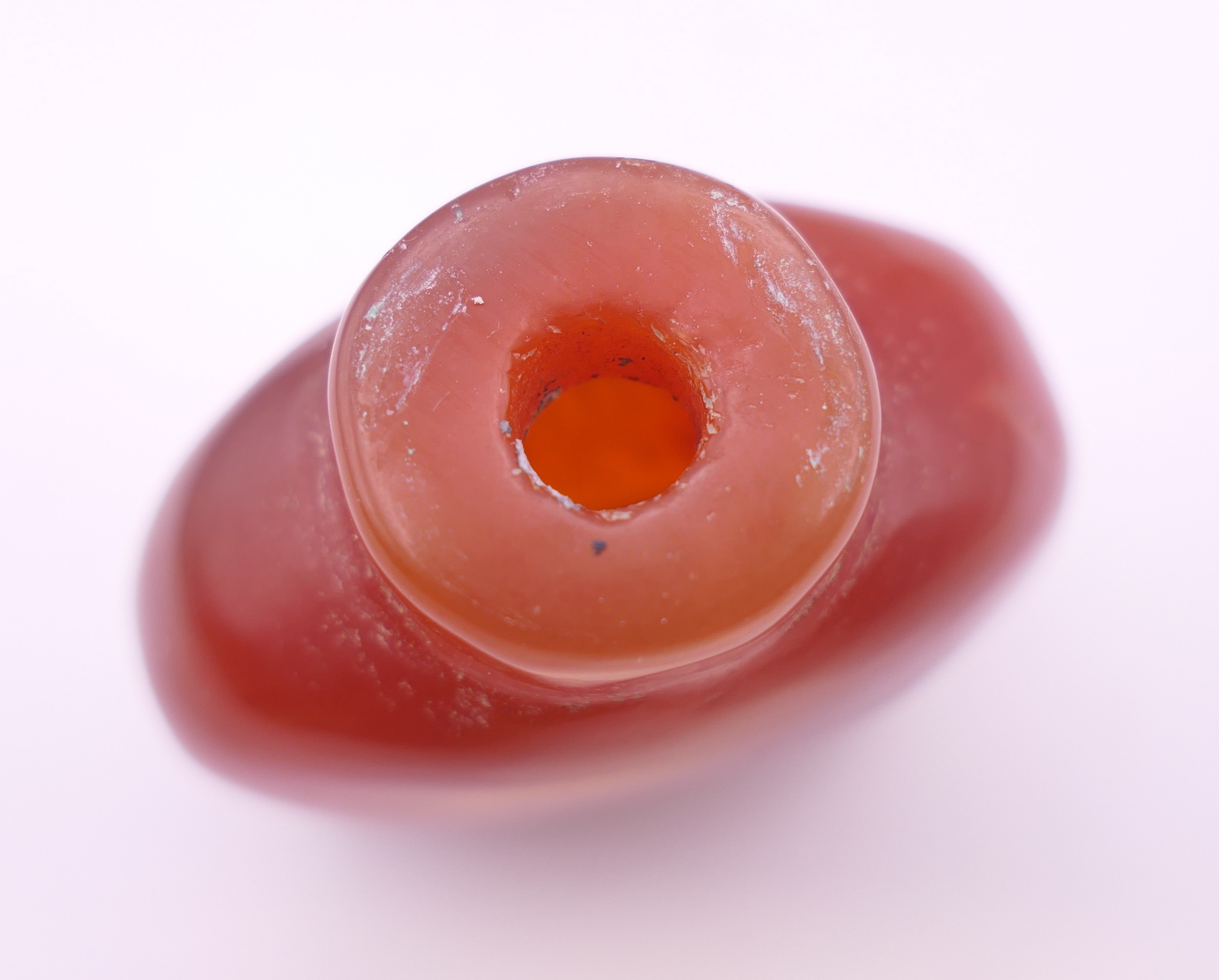 A small Chinese reddish brown agate snuff bottle, with red stopper. 5.5 cm high. - Image 5 of 7