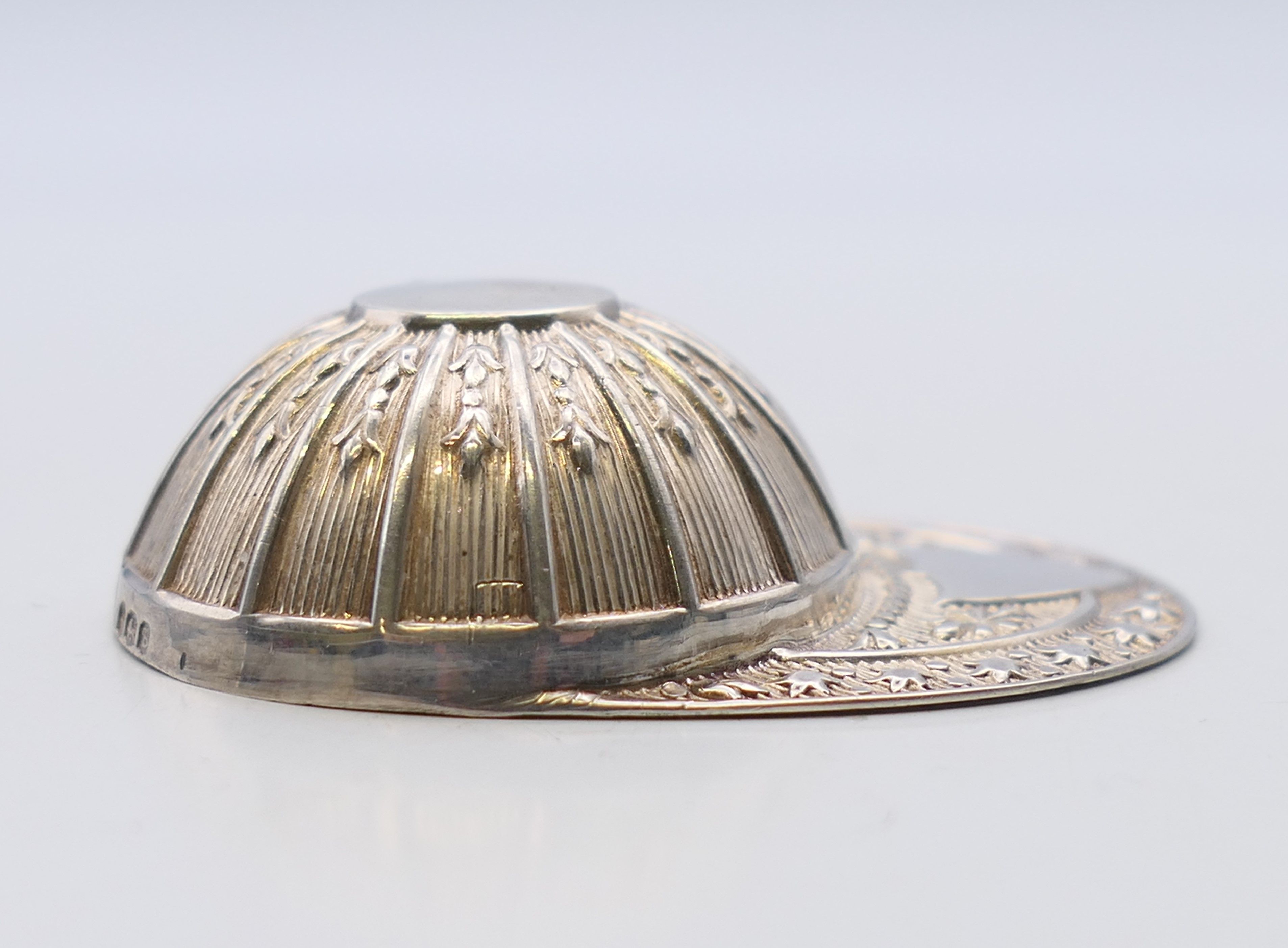A silver jockey's cap form caddy spoon. 5.25 cm x 4 cm. 11.1 grammes. - Image 4 of 5