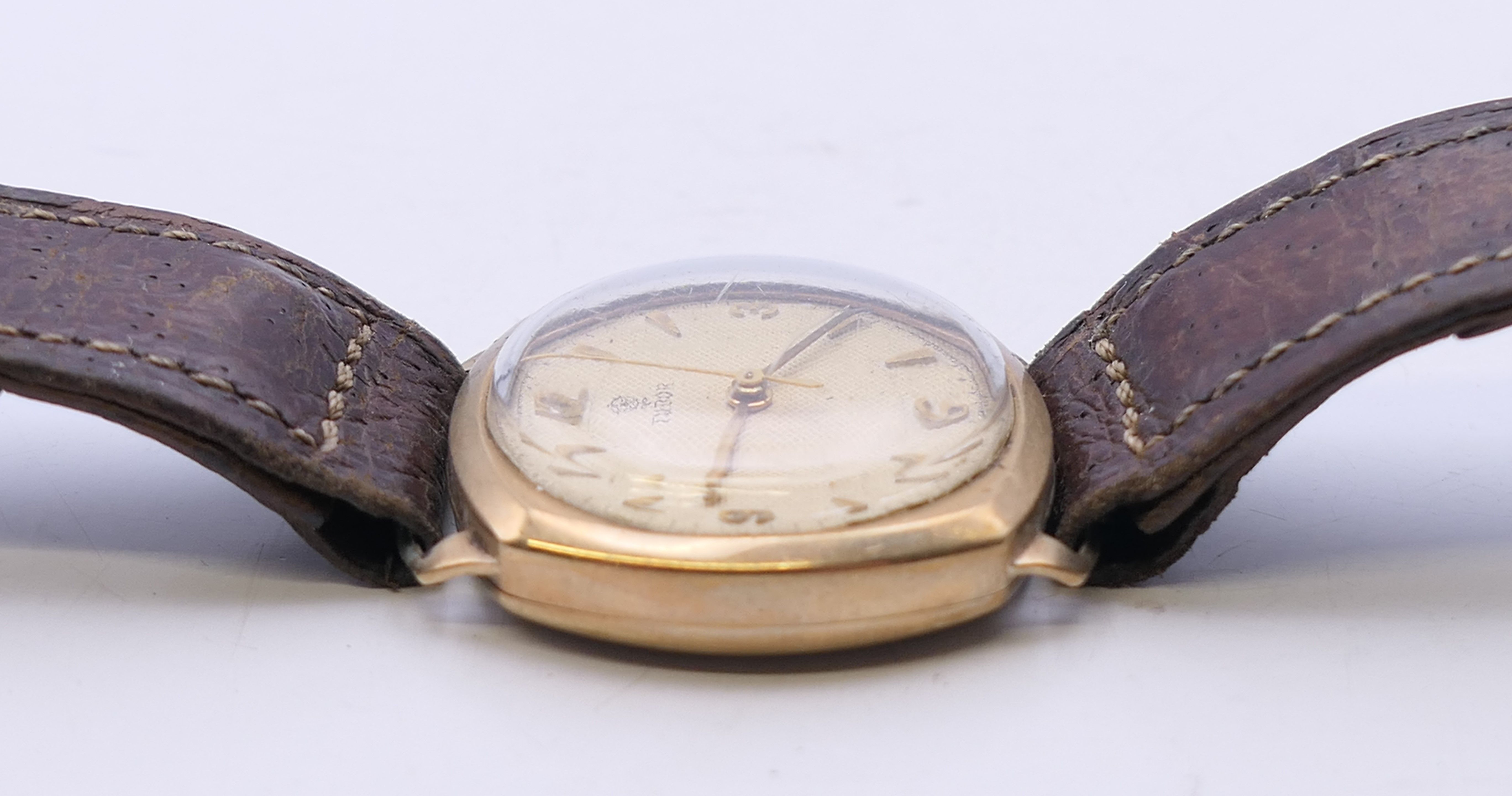 A 9 ct gold cased Tudor gentleman's wristwatch. 3 cm wide. 26.3 grammes total weight. - Image 3 of 6