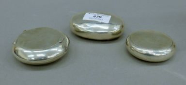 Three silver snuff boxes, one with inset vesta lid. The largest 8.5 cm wide. 184.9 grammes.