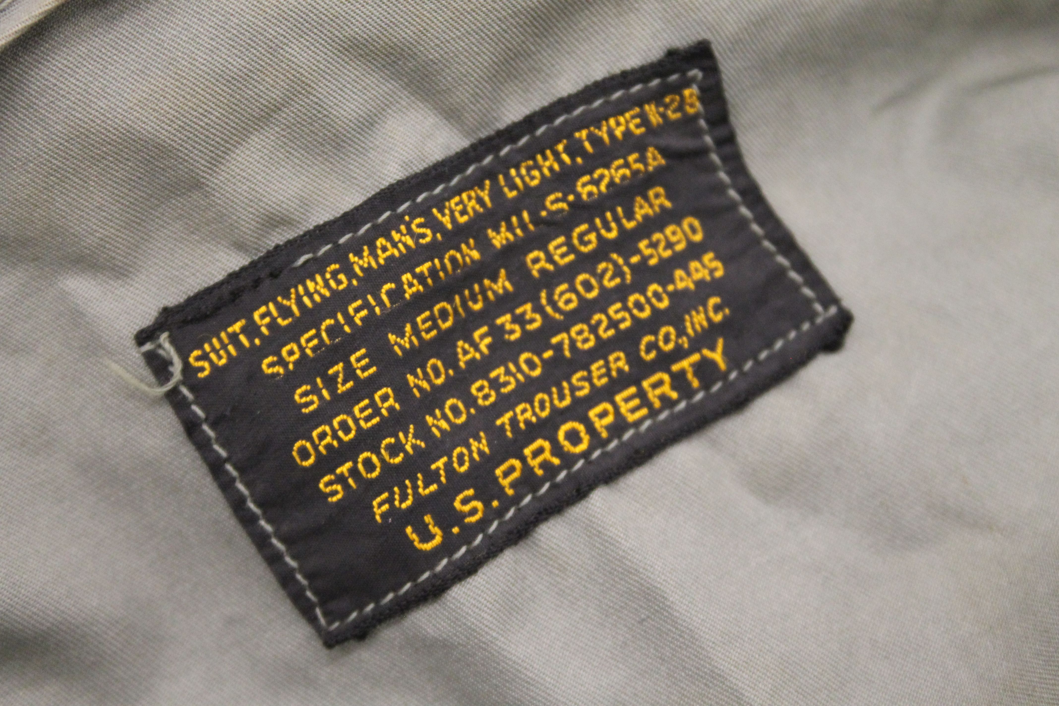 Two vintage USAF flight bags and a flight suit. The former each approximately 65 cm wide. - Image 2 of 5