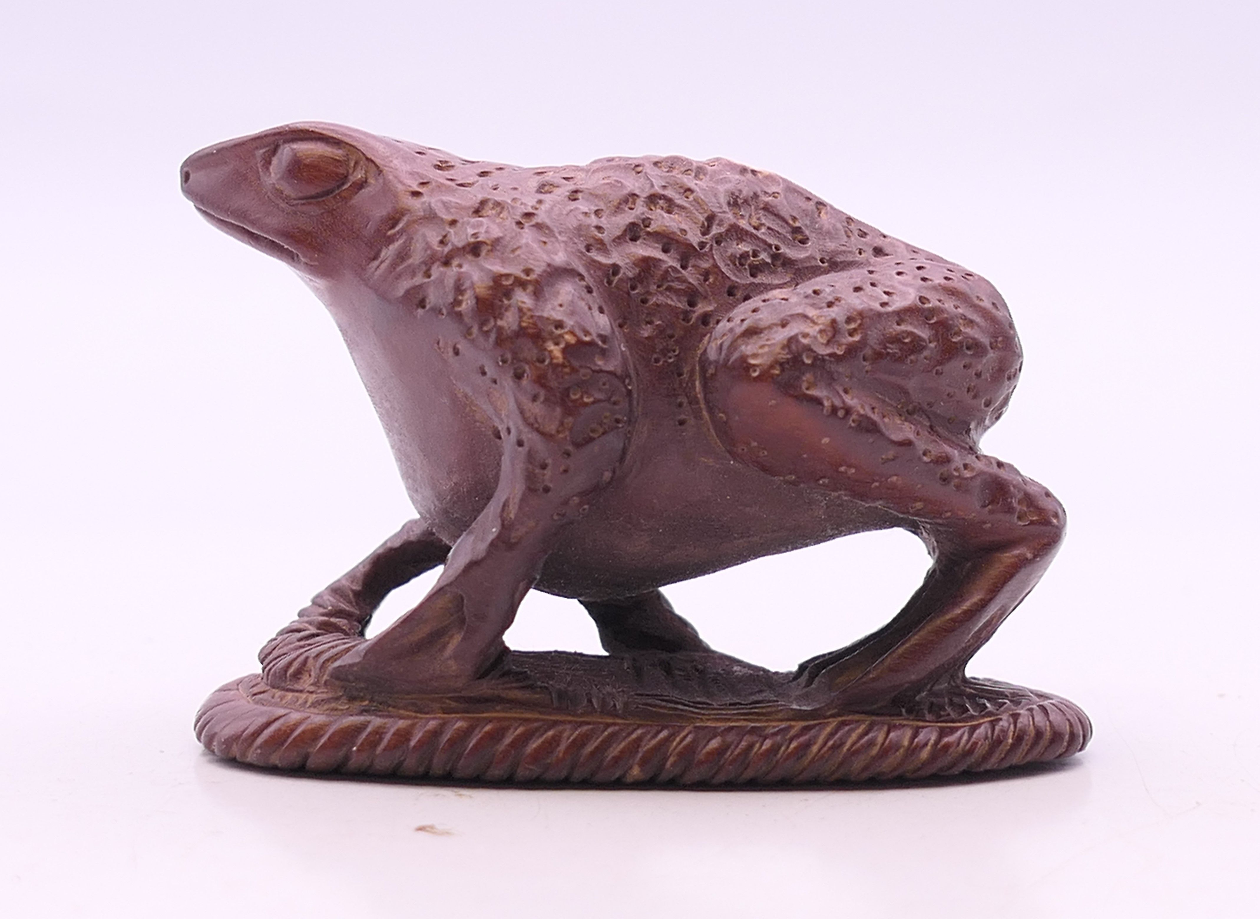 A carving of a frog. 3.5 cm high. - Image 2 of 5