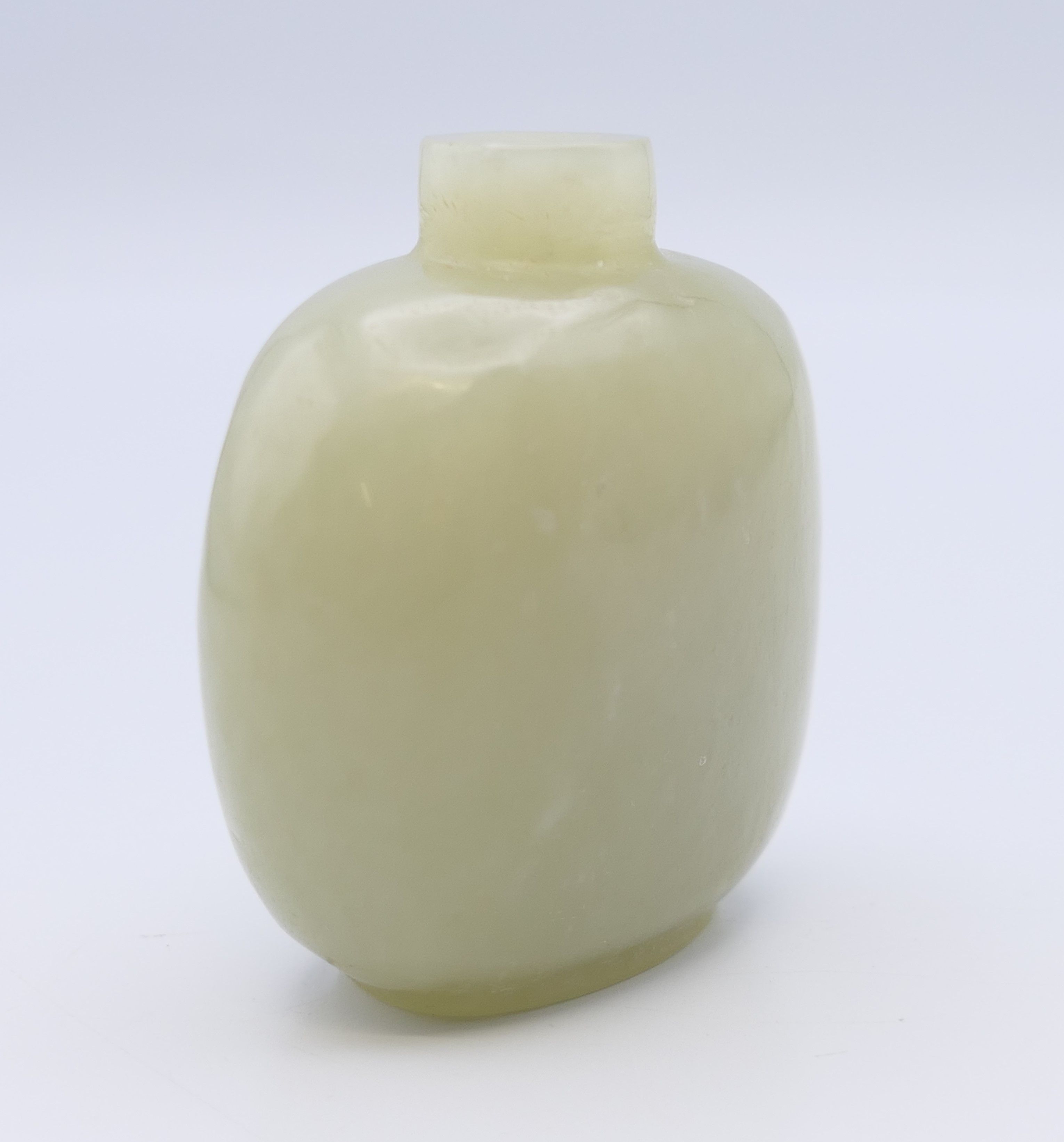 A small Chinese light green jade snuff bottle (stopper missing), Qing Dynasty. 4.5 cm high. - Image 3 of 6