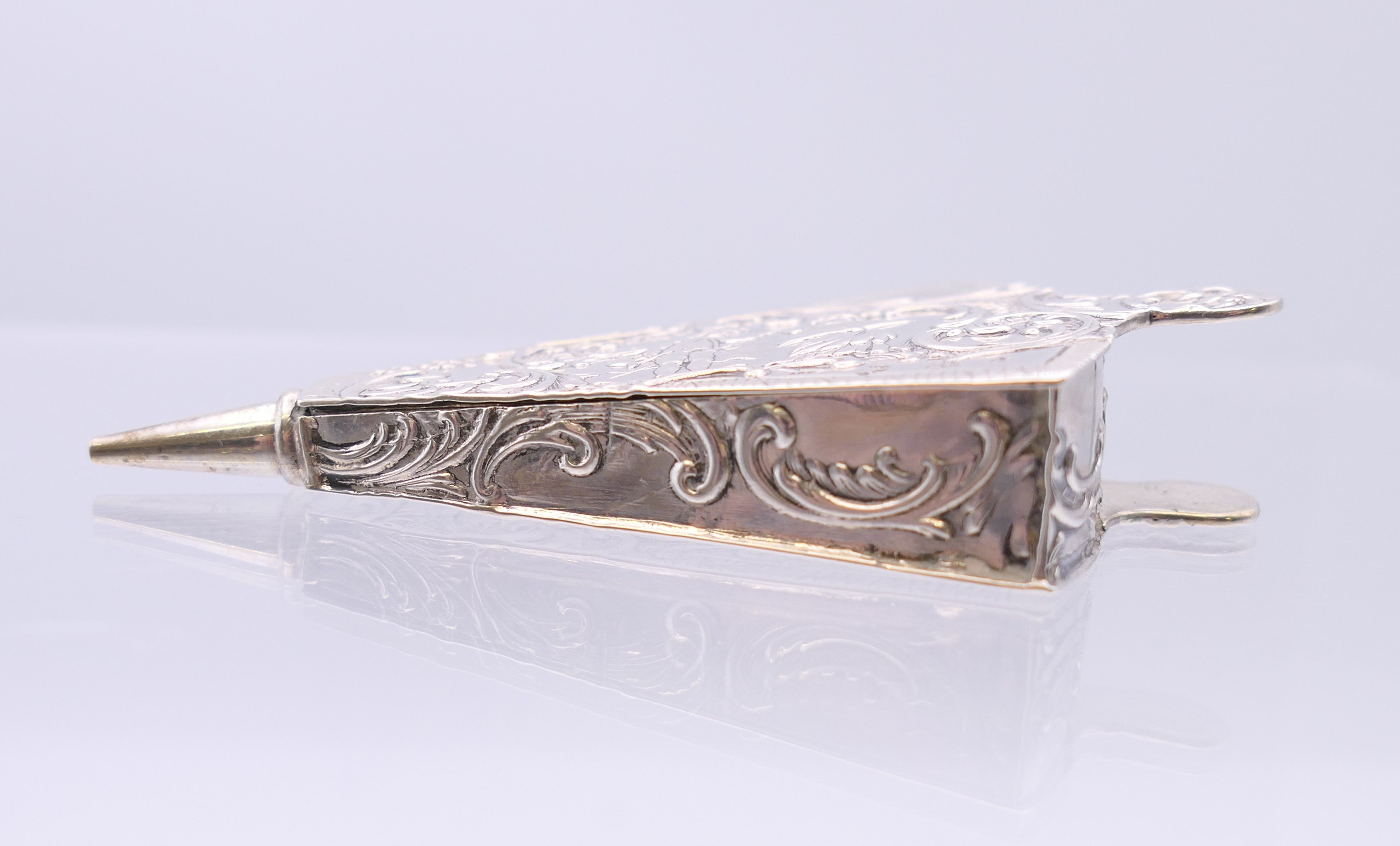 A Continental 800 silver snuff box formed as a set of bellows. 8 cm x 4.5 cm. 27.5 grammes. - Image 6 of 7