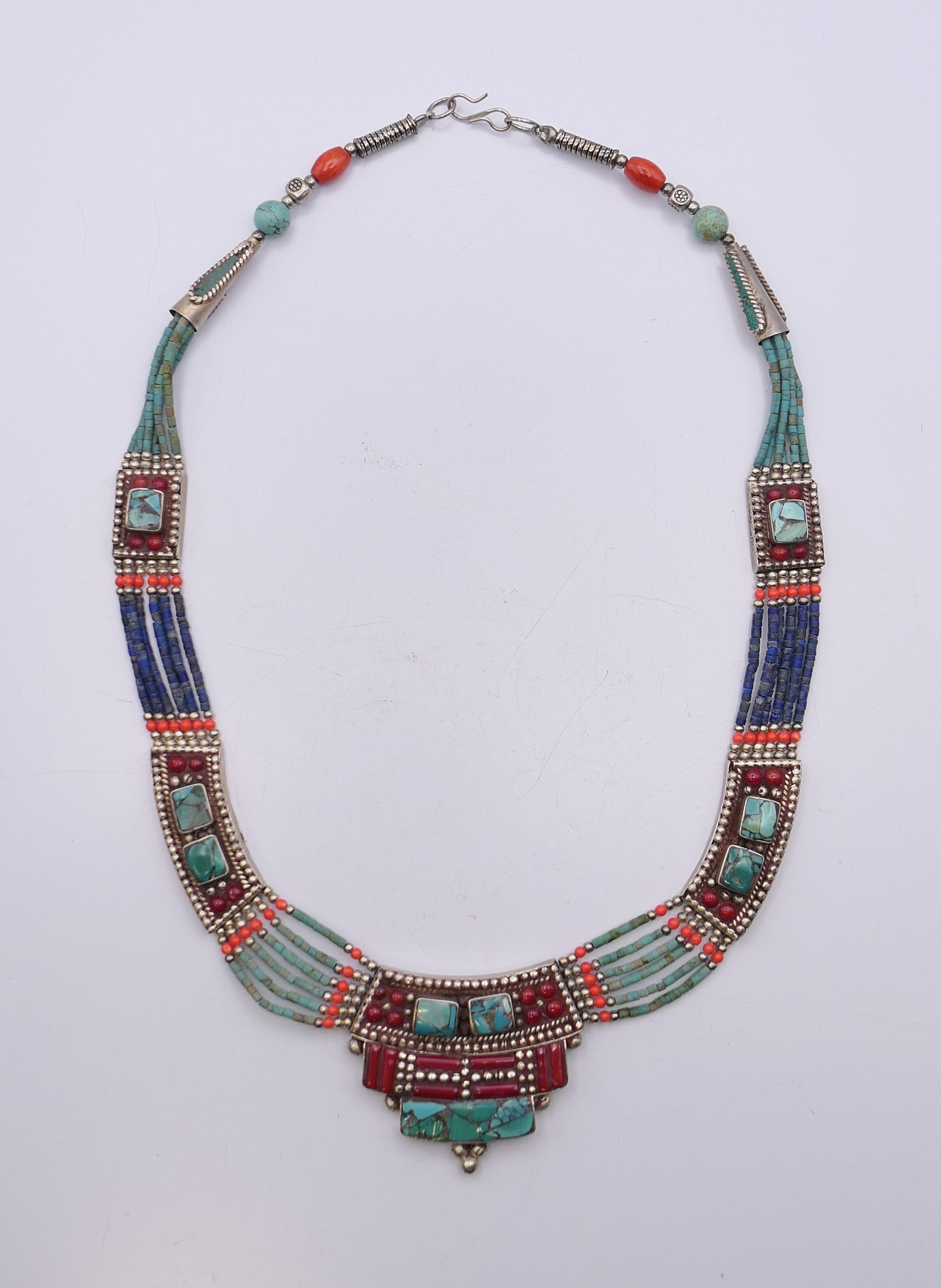 An unmarked silver turquoise and coral necklace. Approximately 50 cm long. - Image 4 of 6