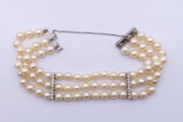 A pearl bracelet. 20 cm long.