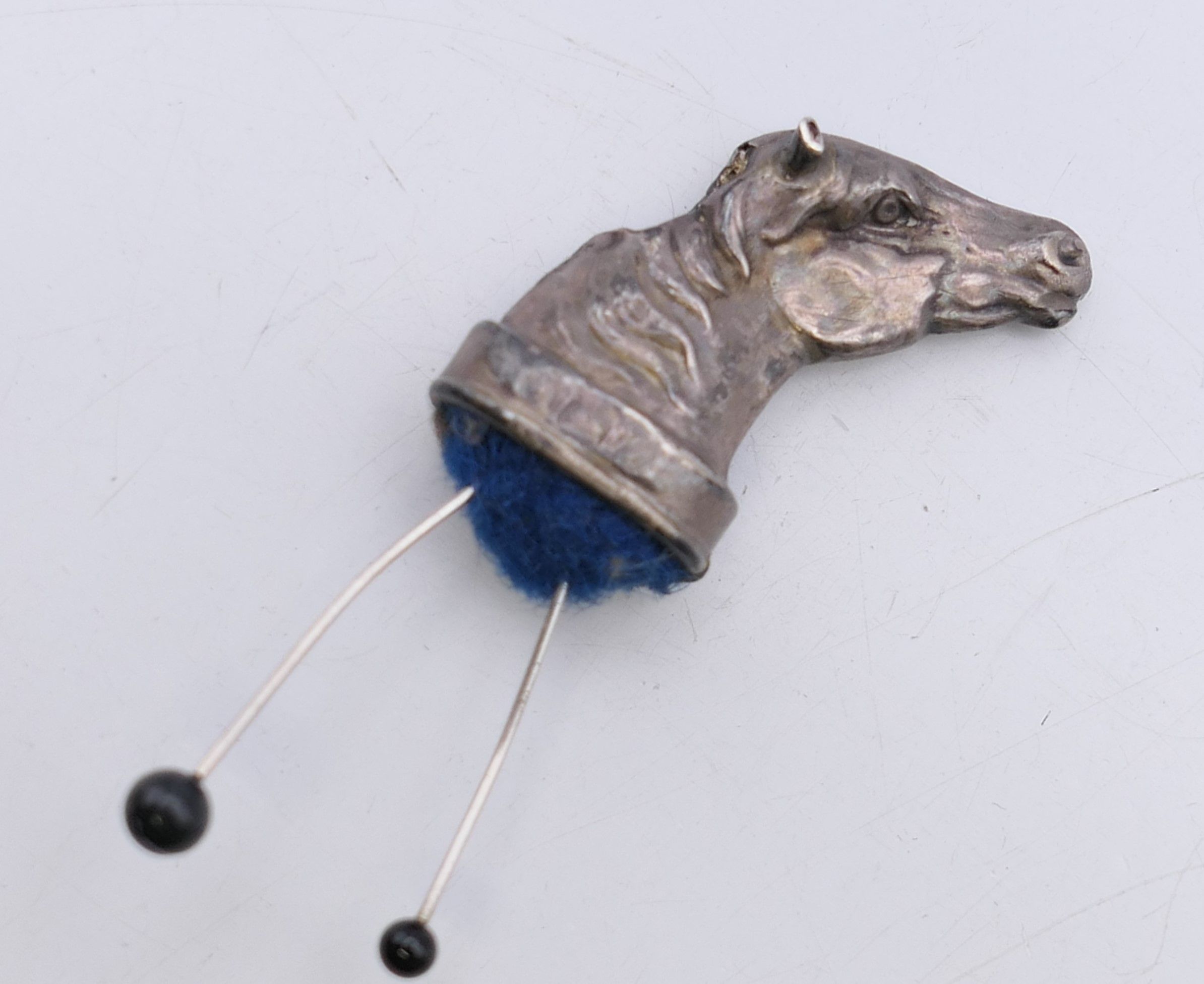 A silver horse's head form pin cushion. 3 cm wide. - Image 3 of 8