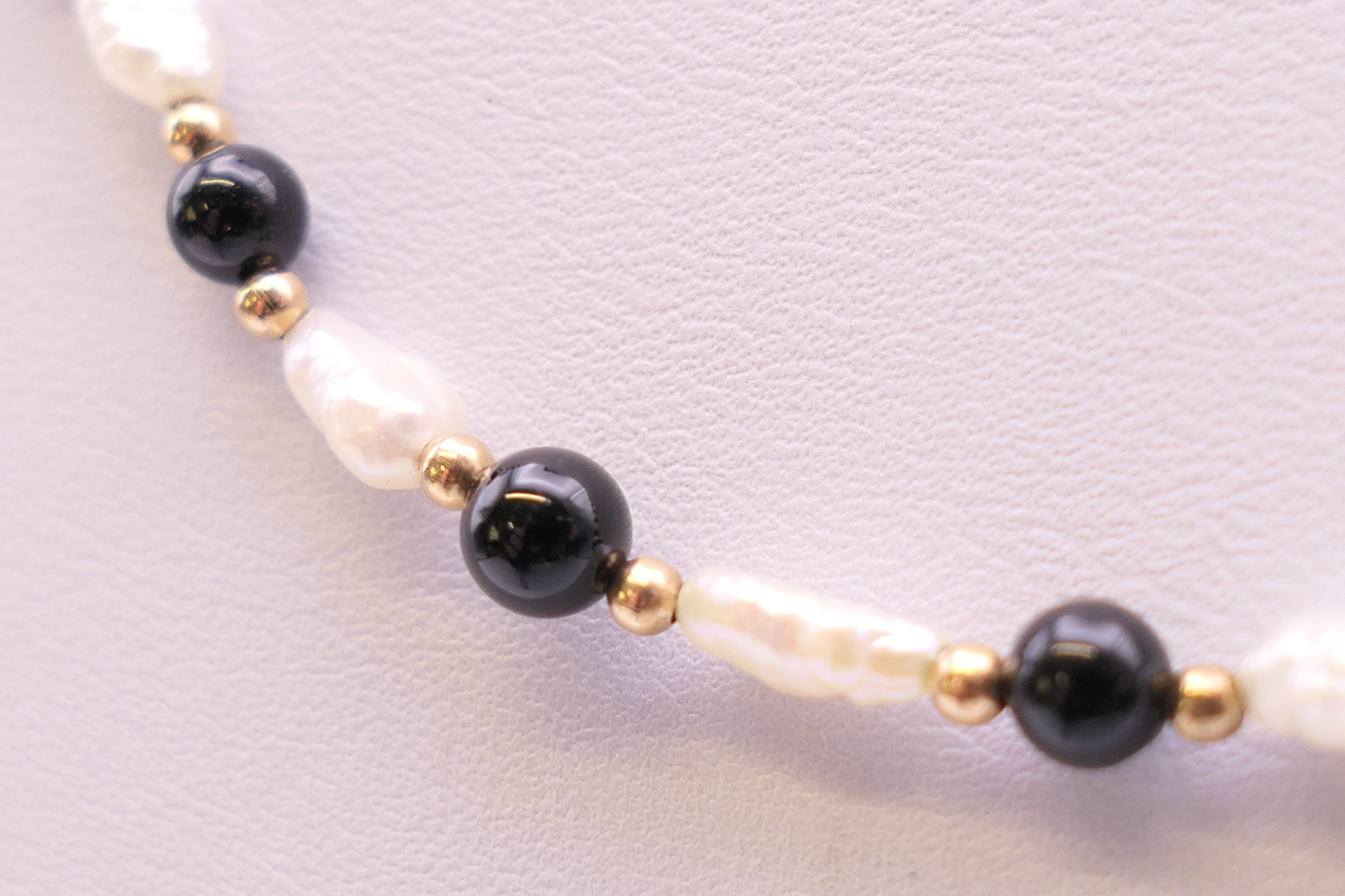 A pearl and black bead necklace with 9 ct gold clasp. 44 cm long. - Image 3 of 5