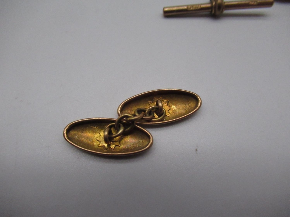 9ct yellow gold T bar, stamped 375, a pair of 9ct yellow gold cufflinks with engraved floral detail, - Image 3 of 3