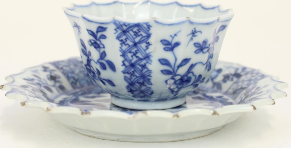 C18th Chinese export porcelain custard cup and cover decorated in underglaze blue Willow pattern, - Image 7 of 12