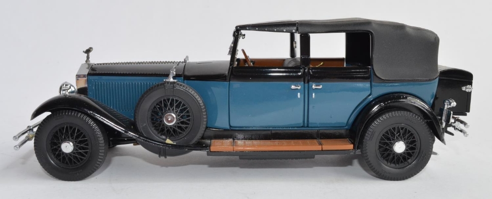 2 Franklin Mint 1/24 die-cast car models: A boxed 1925 Rolls Royce Silver Ghost (no paperwork), - Image 2 of 9