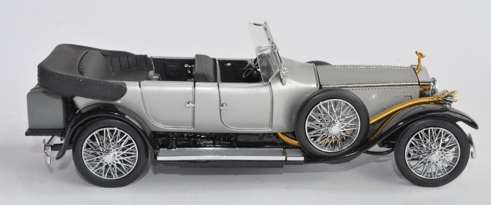 2 Franklin Mint 1/24 die-cast car models: A boxed 1925 Rolls Royce Silver Ghost (no paperwork), - Image 6 of 9